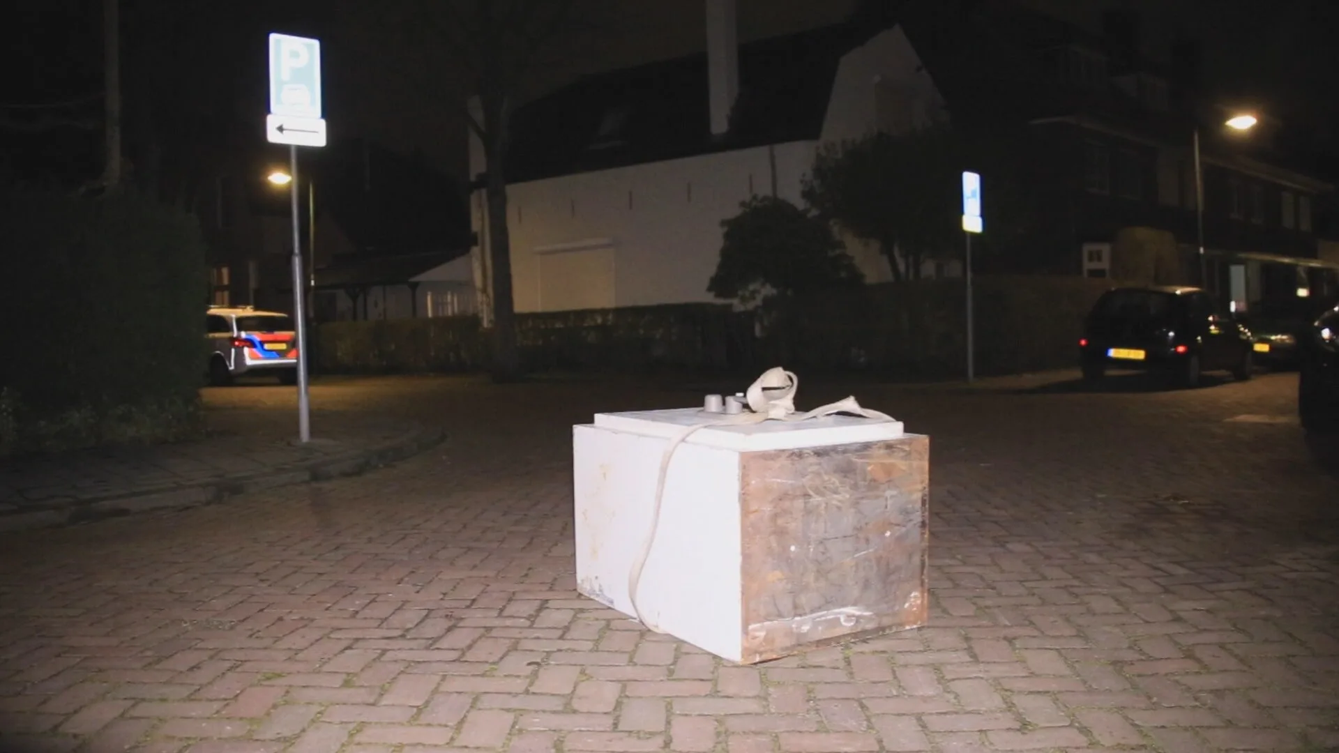 Helmond in de ban van de kluis op straat: van wie is hij en vooral, wat zit erin?