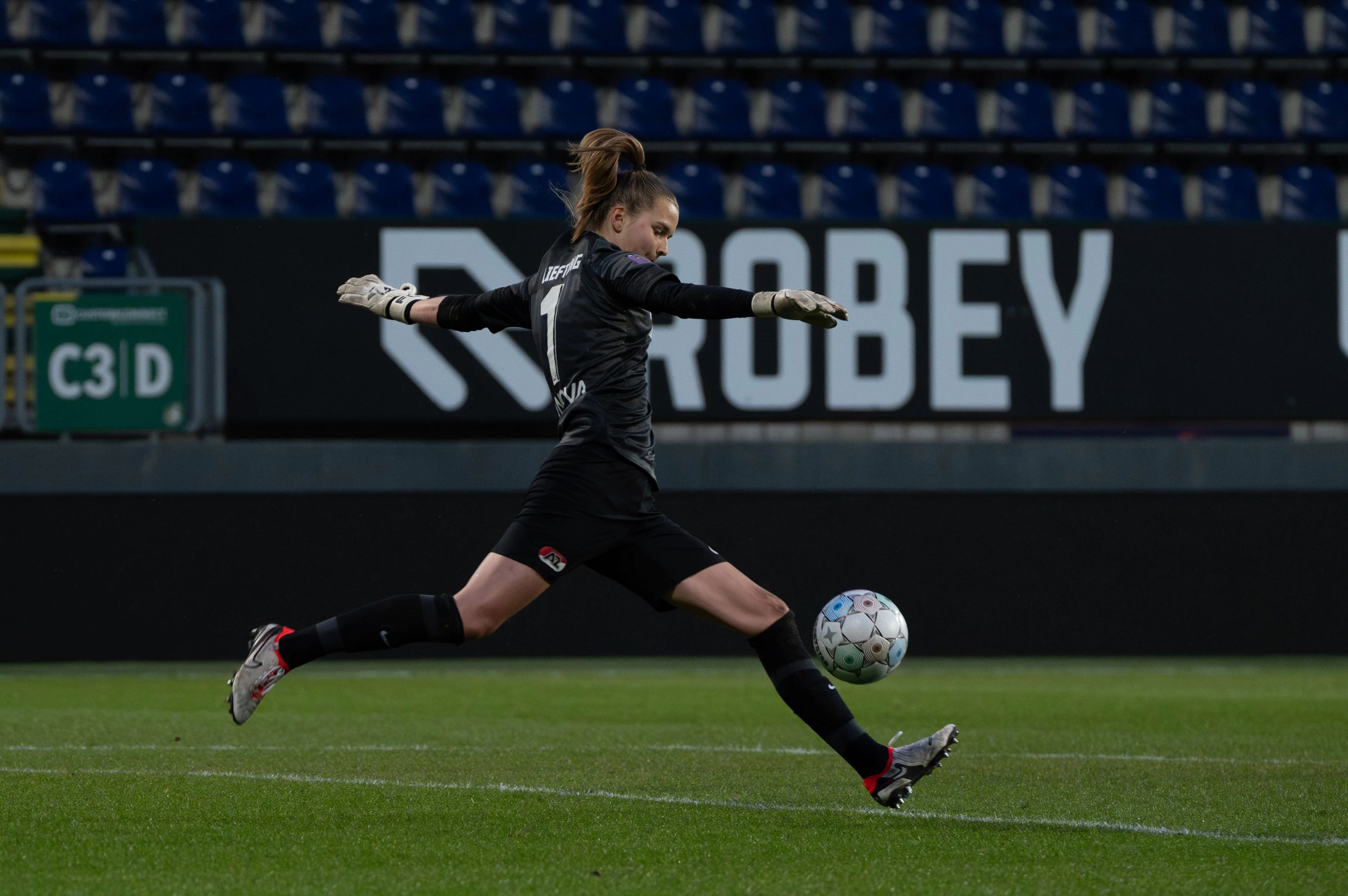 Ajax-AZ definitief gestaakt na heftige botsing keepster Liefting