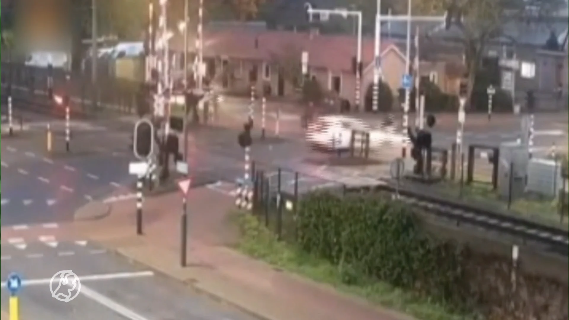 Auto racet onder sluitende slagbomen door en knalt op 14-jarige Sam