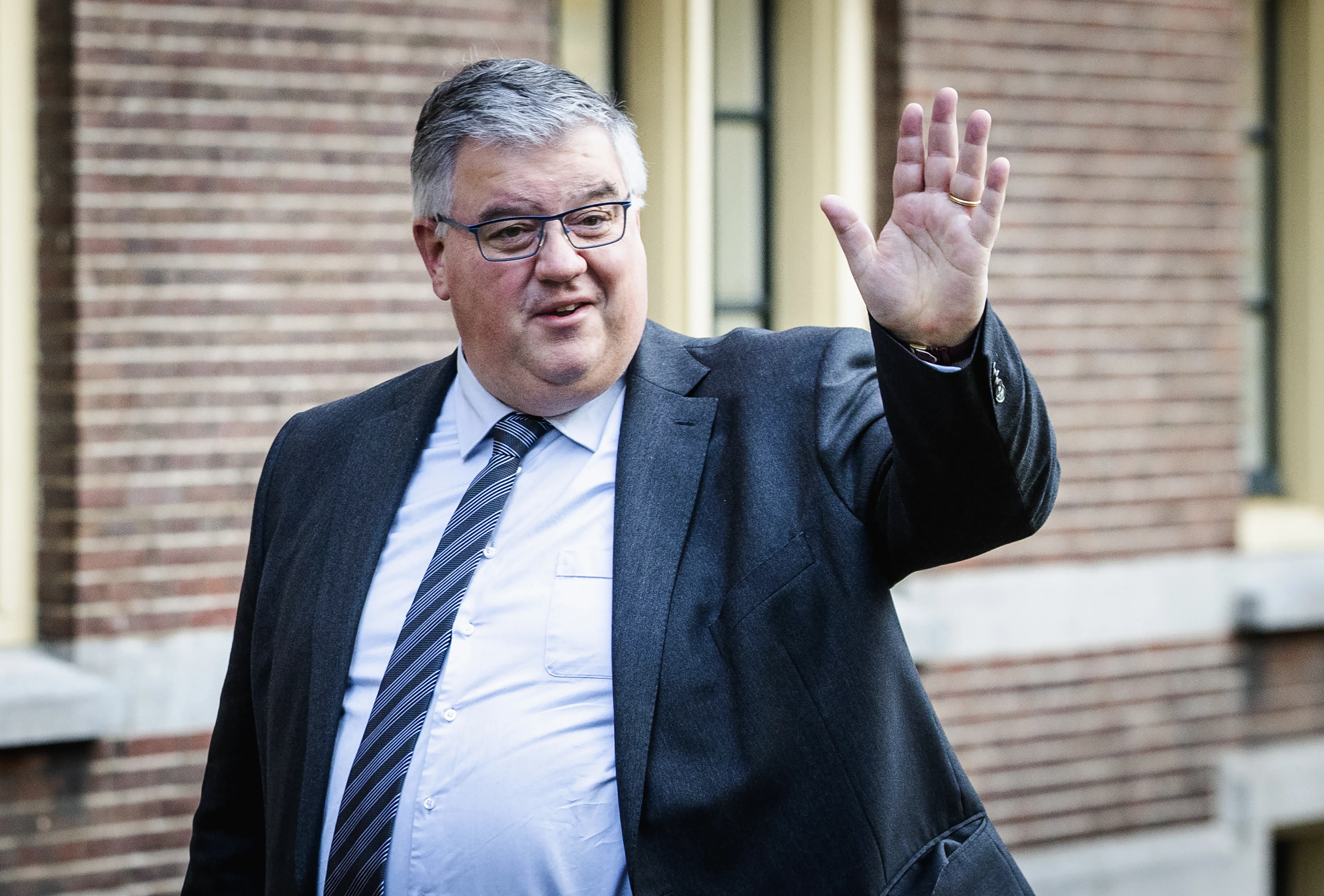 Bruls wil kansloze asielzoekers eerder weren om noodopvang te verlichten