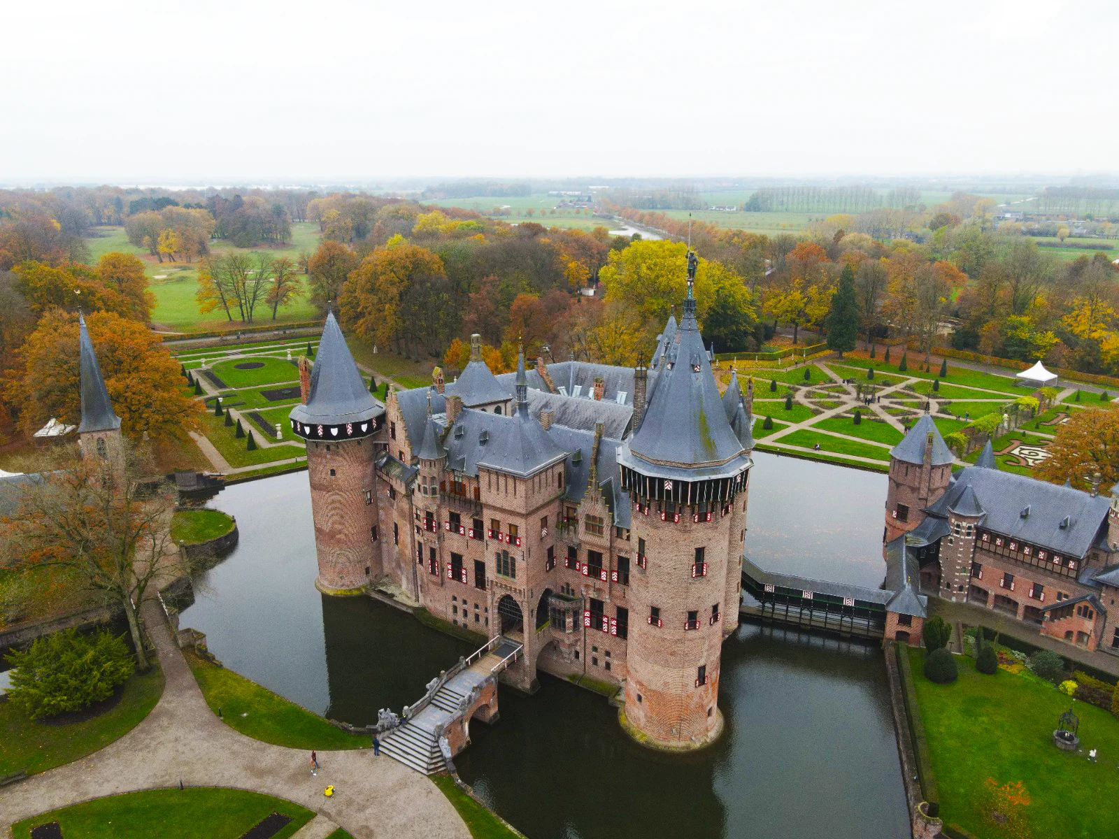 Boze barones moet in gesprek met halfzussen over gebruik Kasteel de Haar
