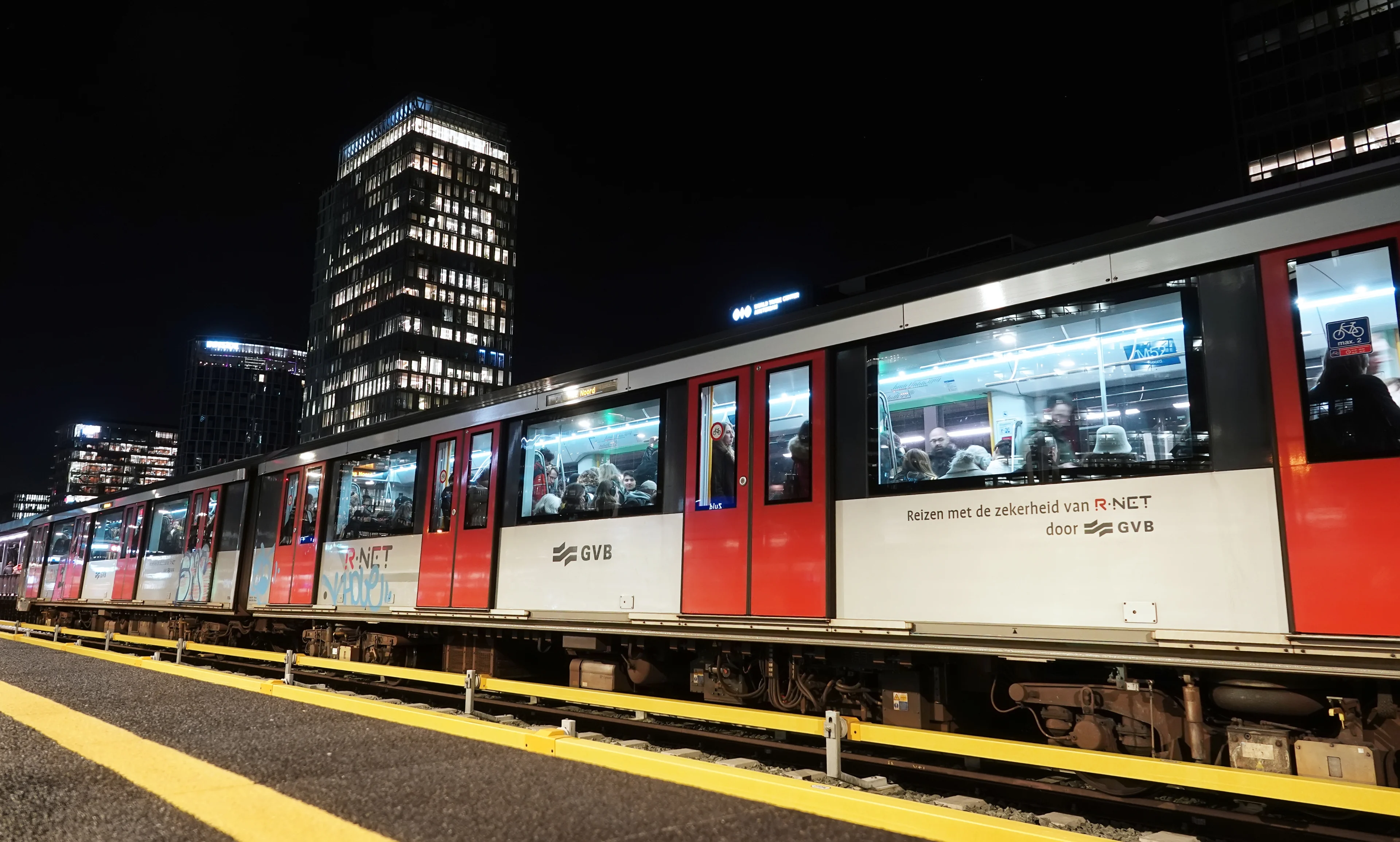 Man 'surft' op rijdende metro in Amsterdam: 'Levensgevaarlijke en domme actie' 