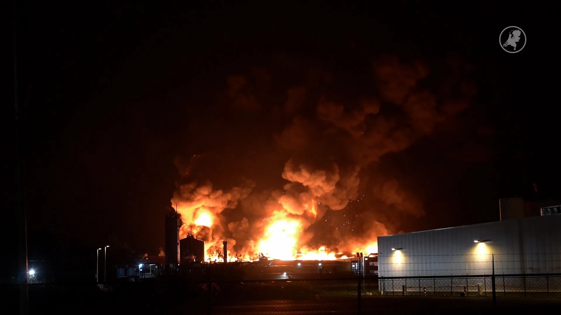 Zeer grote brand verwoest leerfabriek in Dongen: pand brandt volledig uit