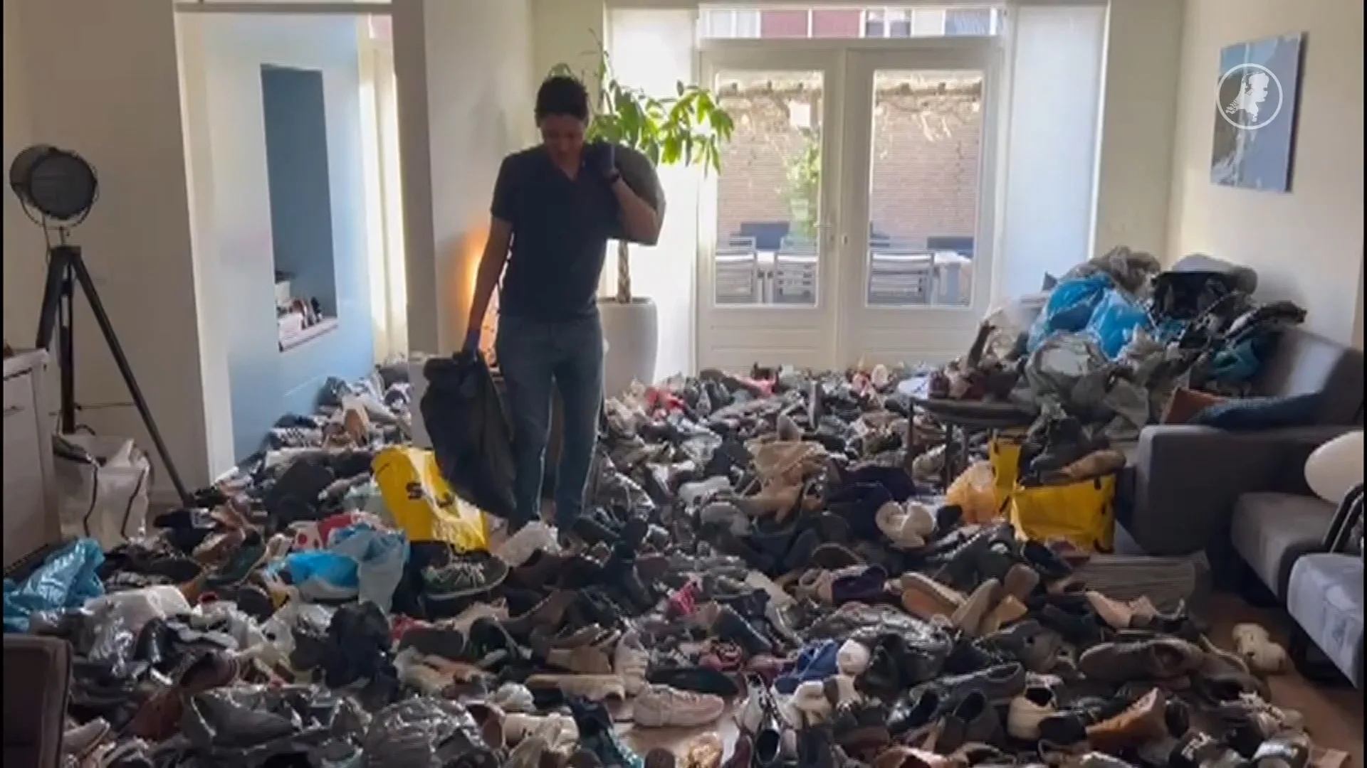 Huis kersvers bruidspaar uit Dongen volgestouwd met 1368 schoenen