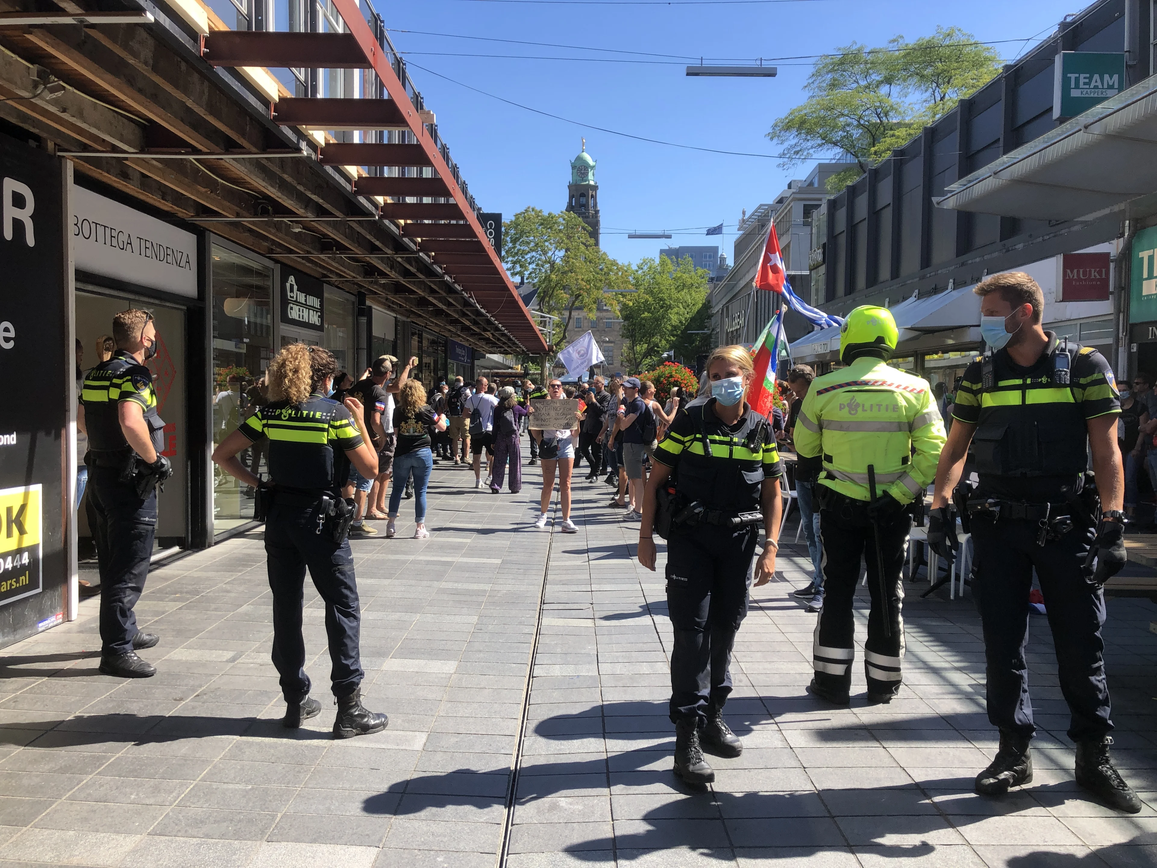 VIDEO: Politie grijpt in bij demonstratie tegen mondkapjes in Rotterdam