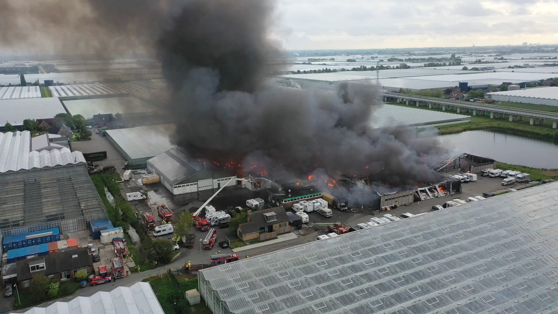 Honderden campers en caravans verwoest door brand in Bleiswijk