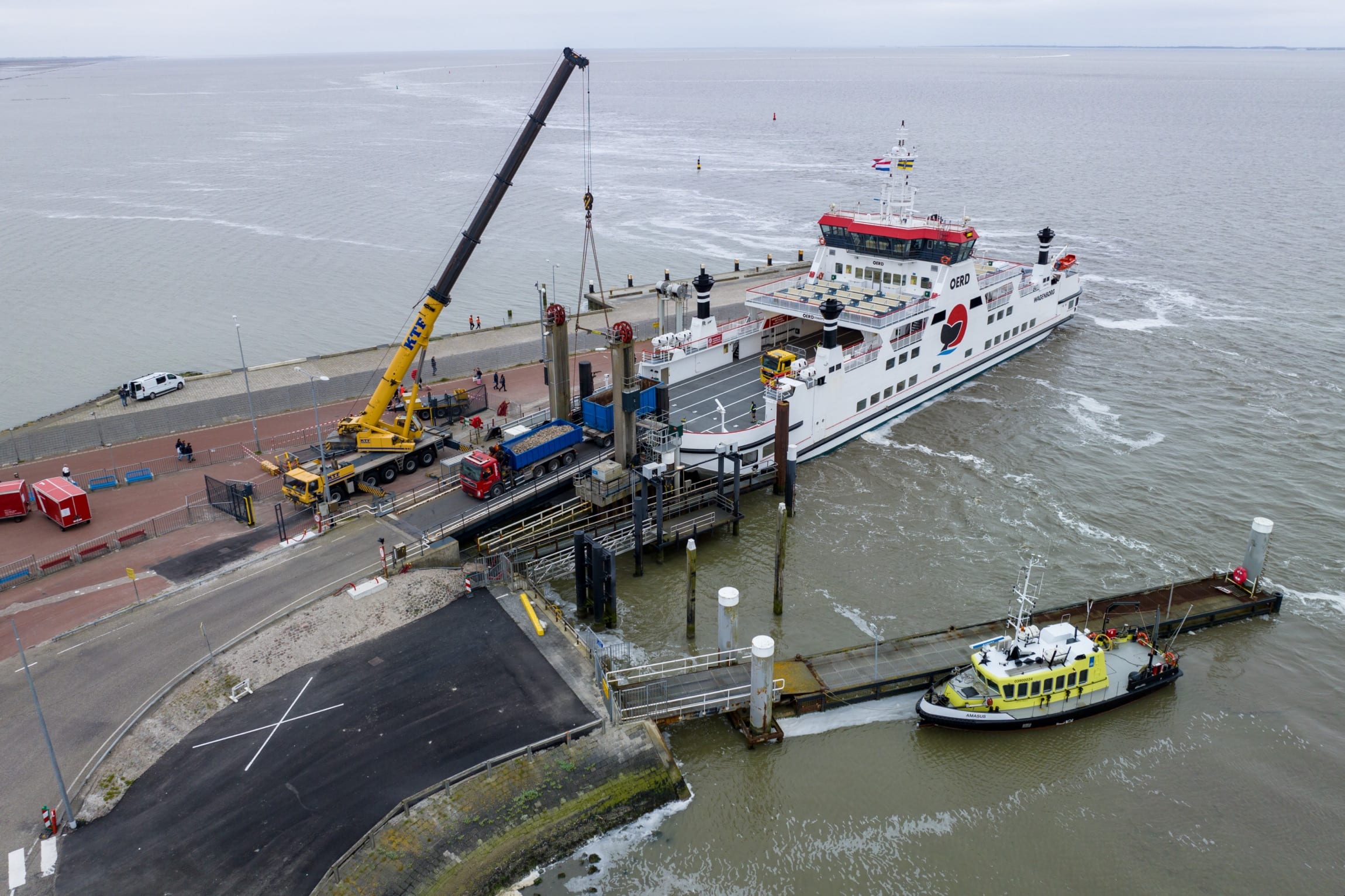 Gestrande passagiers na uren eindelijk van veerboot af, maar nog niet op vasteland