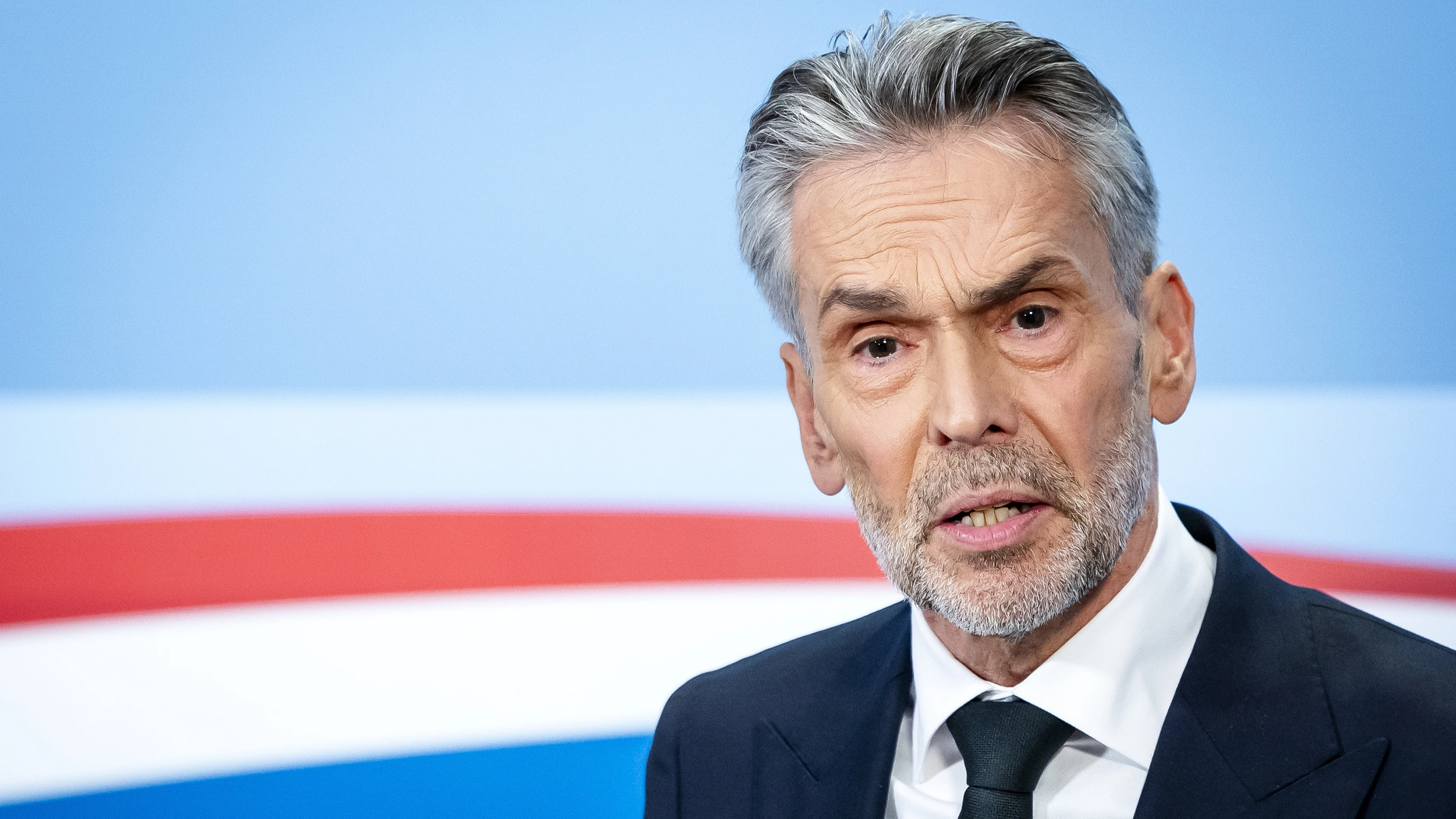 Schoof na felle kritiek oppositie alsnog naar lintjesdebat