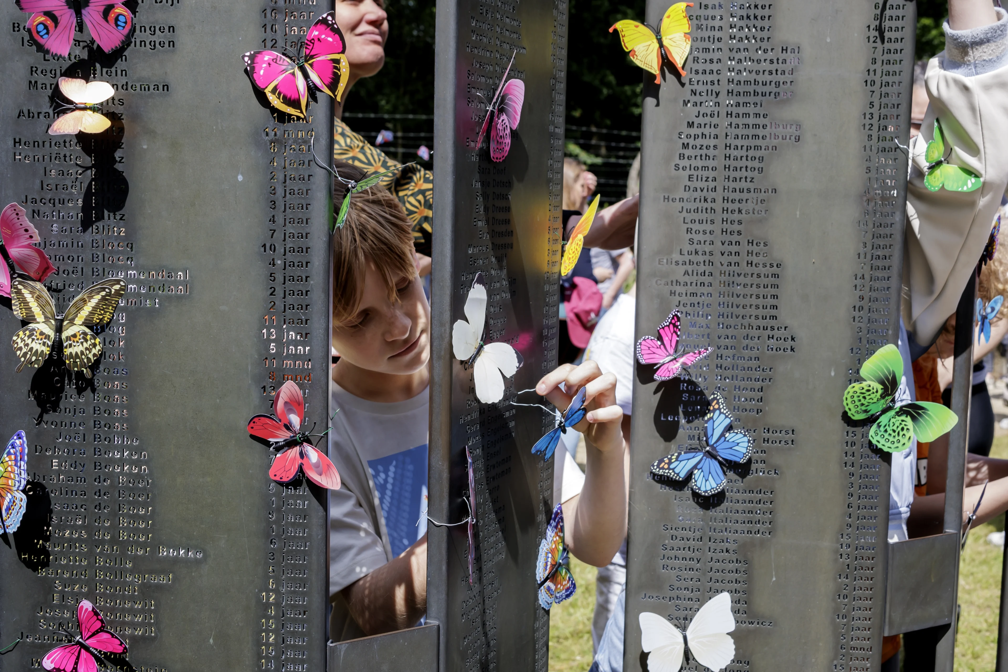 Basisschoolkinderen herdenken joodse kindertransporten vanuit Kamp Vught