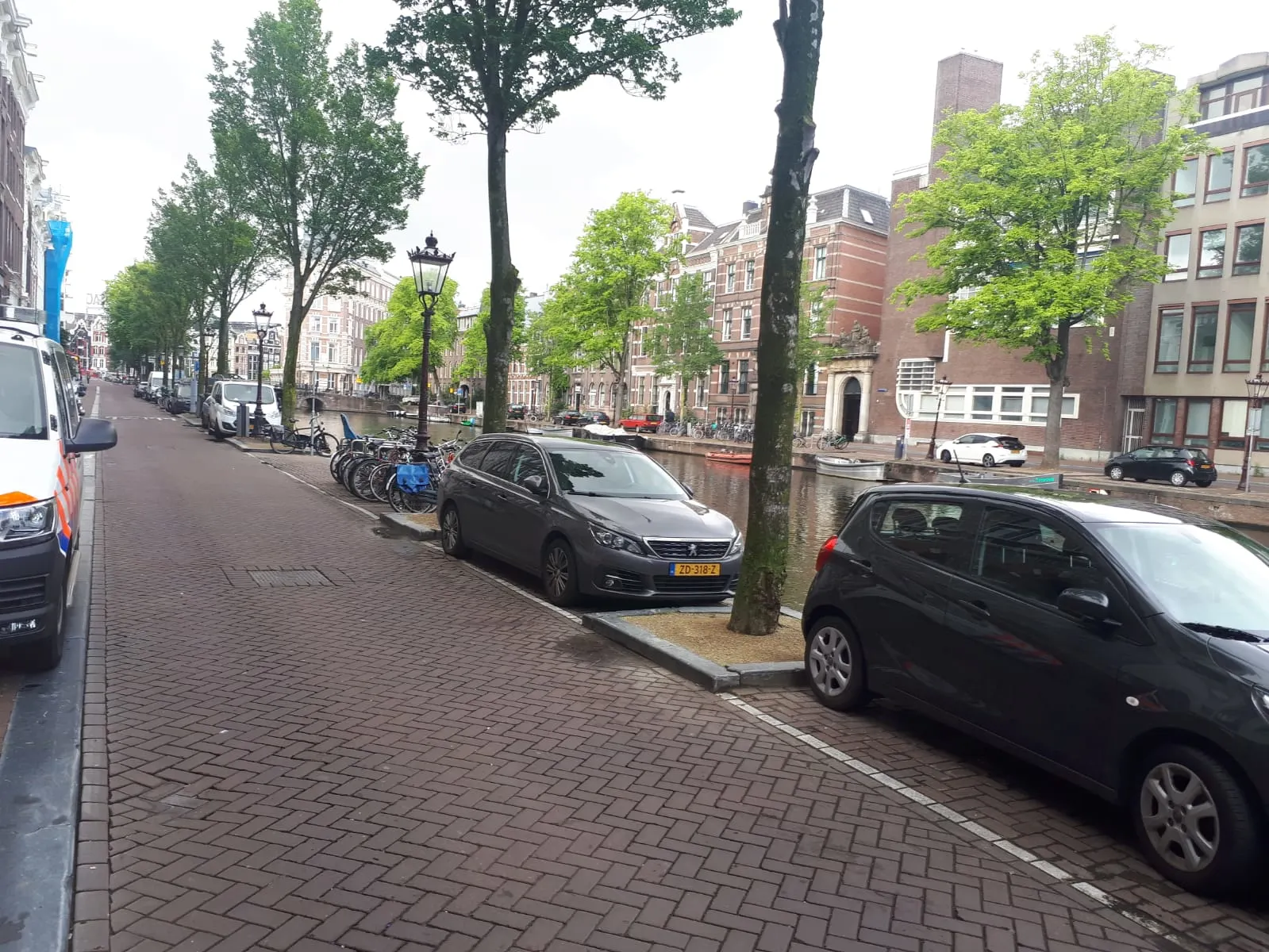 Dode man onder 'verdachte omstandigheden' gevonden op boot in Amsterdam