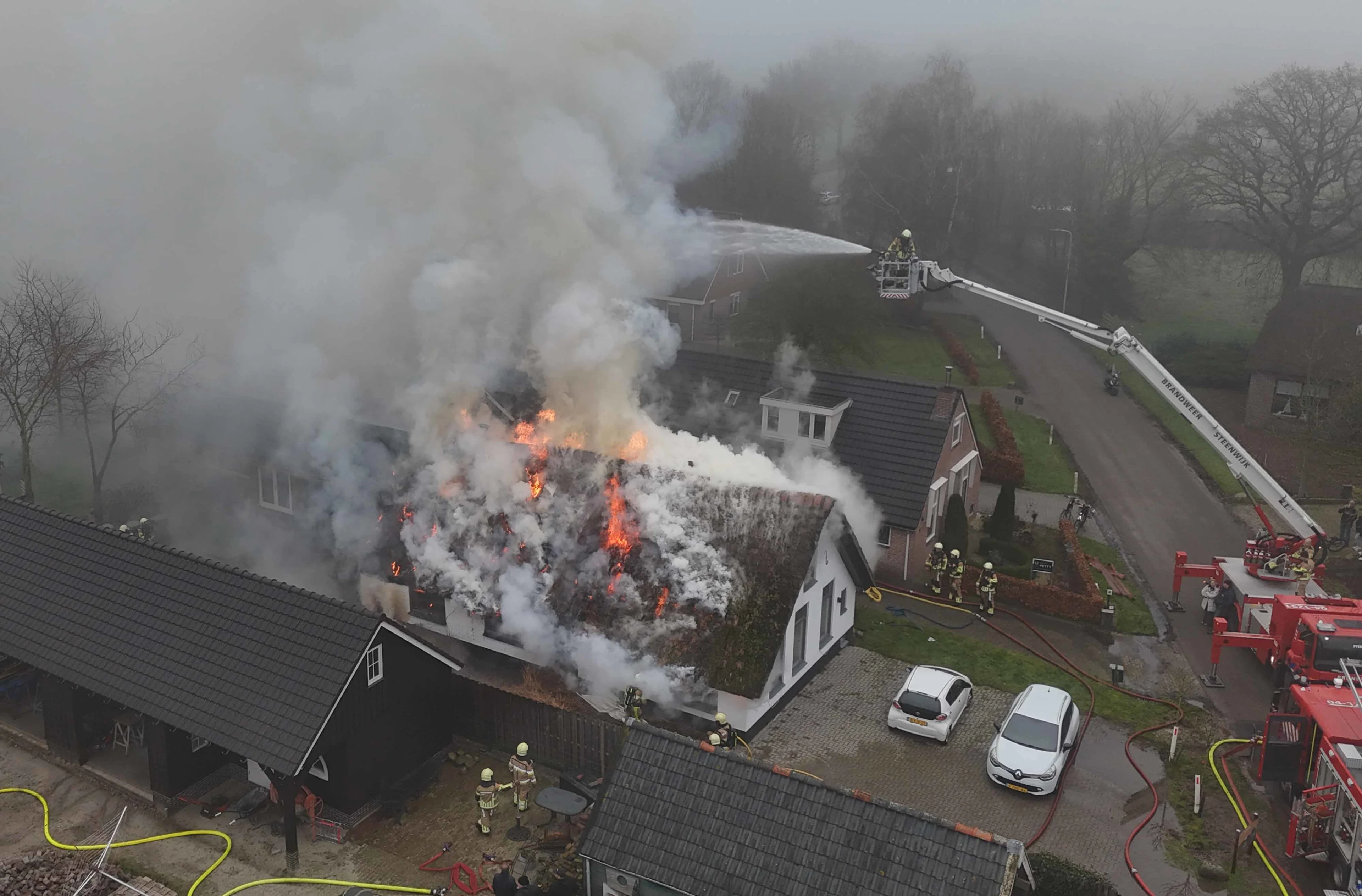 Woonboerderij in brand in Sint Jansklooster, woning volledig in de as