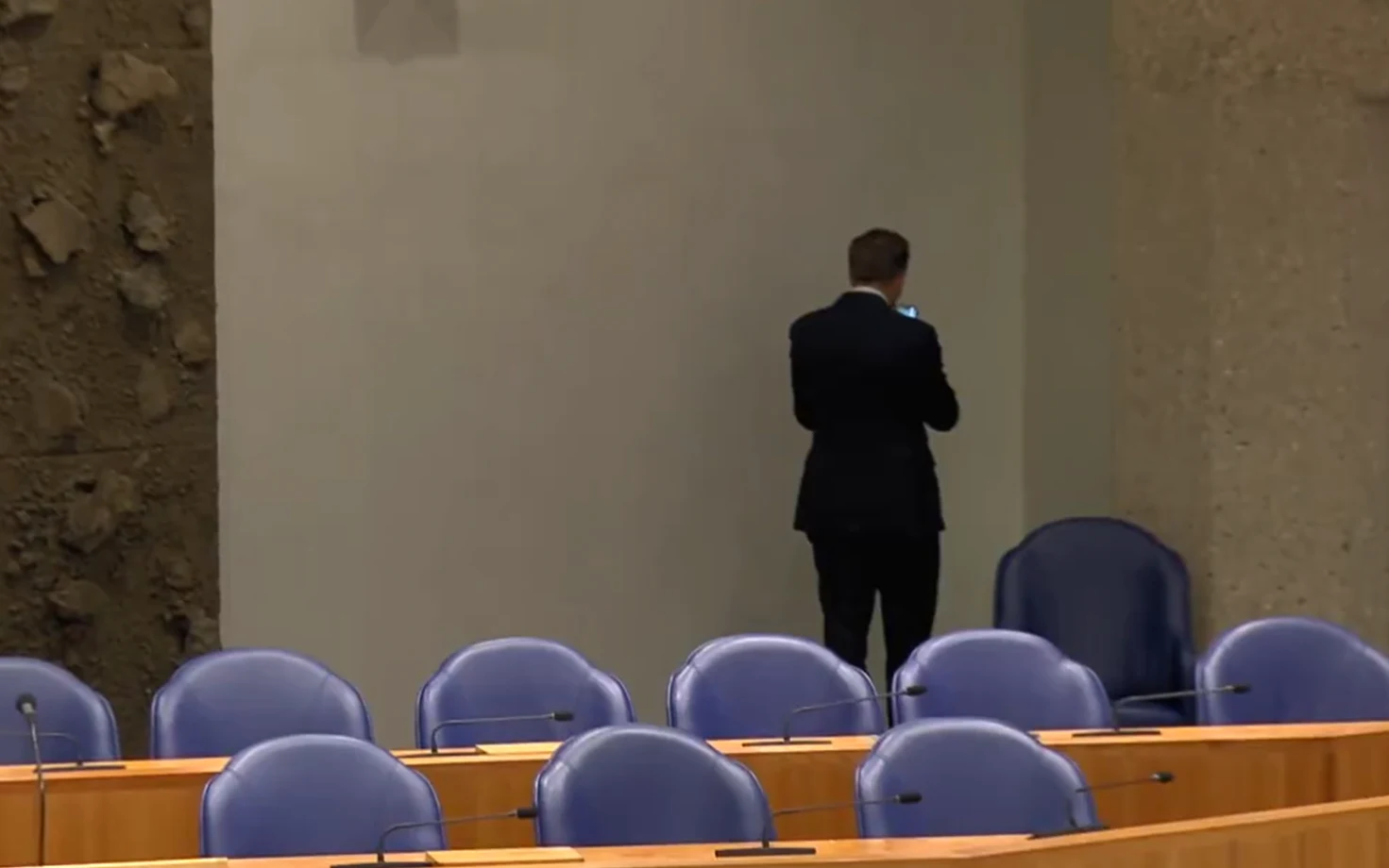 Hugo de Jonge legt debat stil om te horen dat dochter geslaagd is