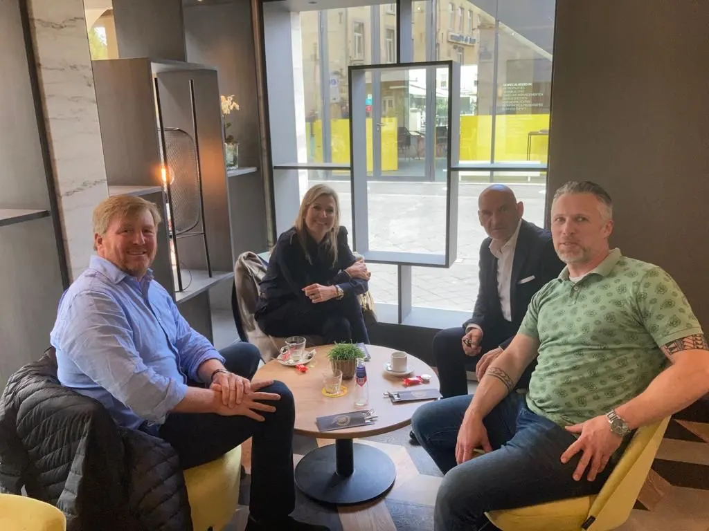 Koningspaar brengt verrassingsbezoek aan Valkenburg: 'Ze gaven flinke fooi!'