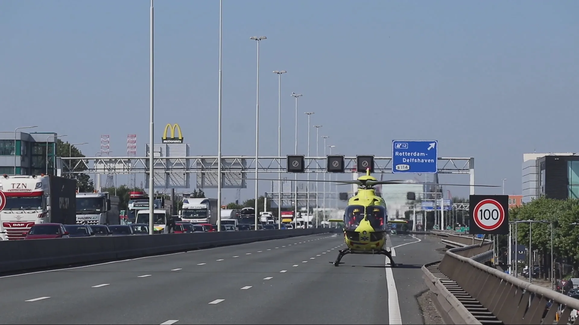 Ernstig ongeval op A20 bij Rotterdam, weg volledig afgesloten