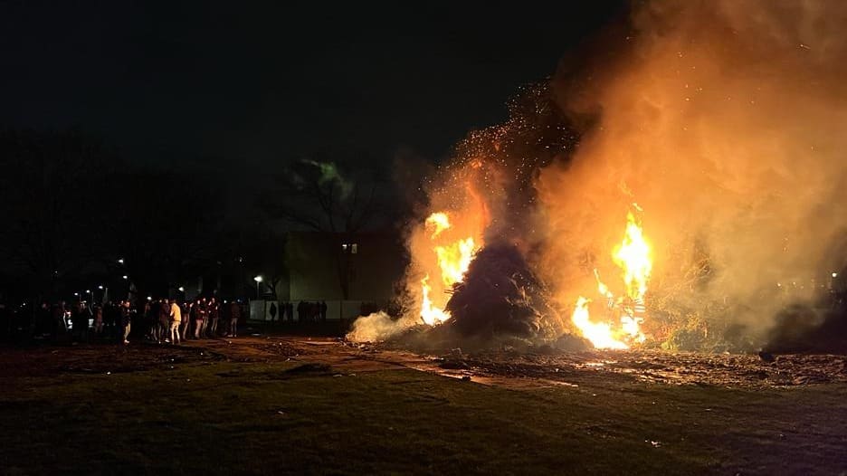 Buurtbewoners steken vreugdevuur Amsterdam-Noord alsnog aan na last-minute annulering
