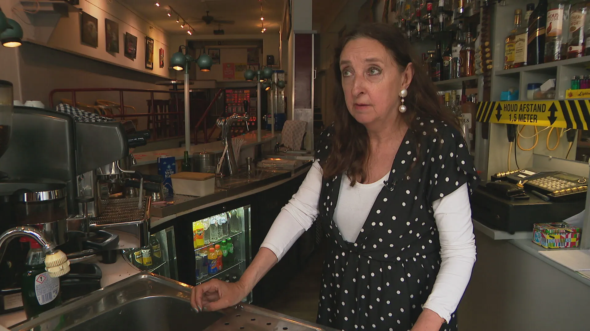 Café-uitbater Marga heeft maling aan coronapas en laat iedereen binnen: 'Raak liever geld kwijt dan vrijheid'