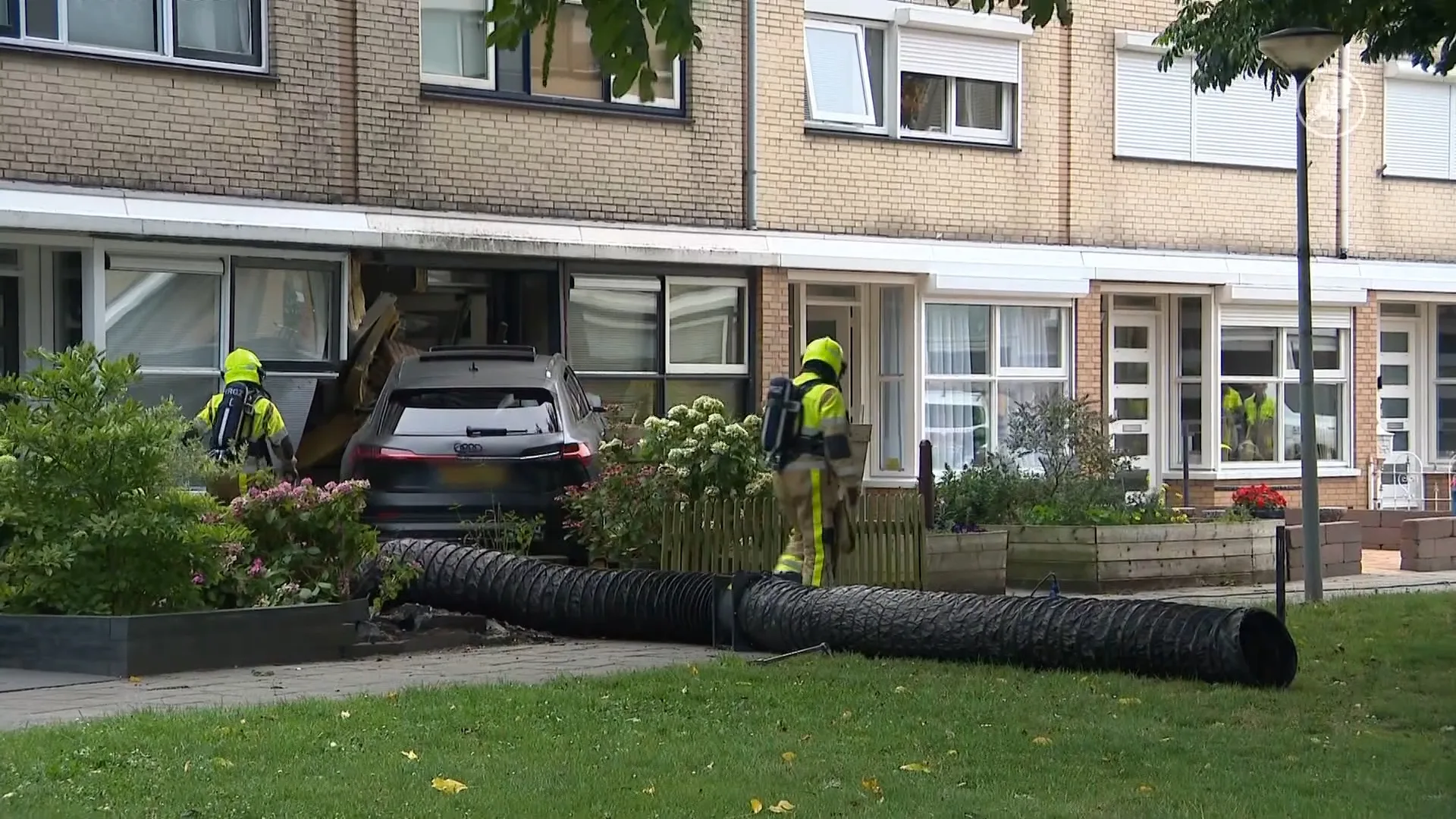 Buurt geschokt nadat auto woning in Tiel binnenrijdt: 'Blij dat kinderen binnen waren'