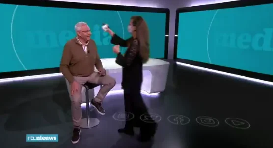 Woeps: overijverige visagist werkt Jan de Hoop bij middenin uitzending