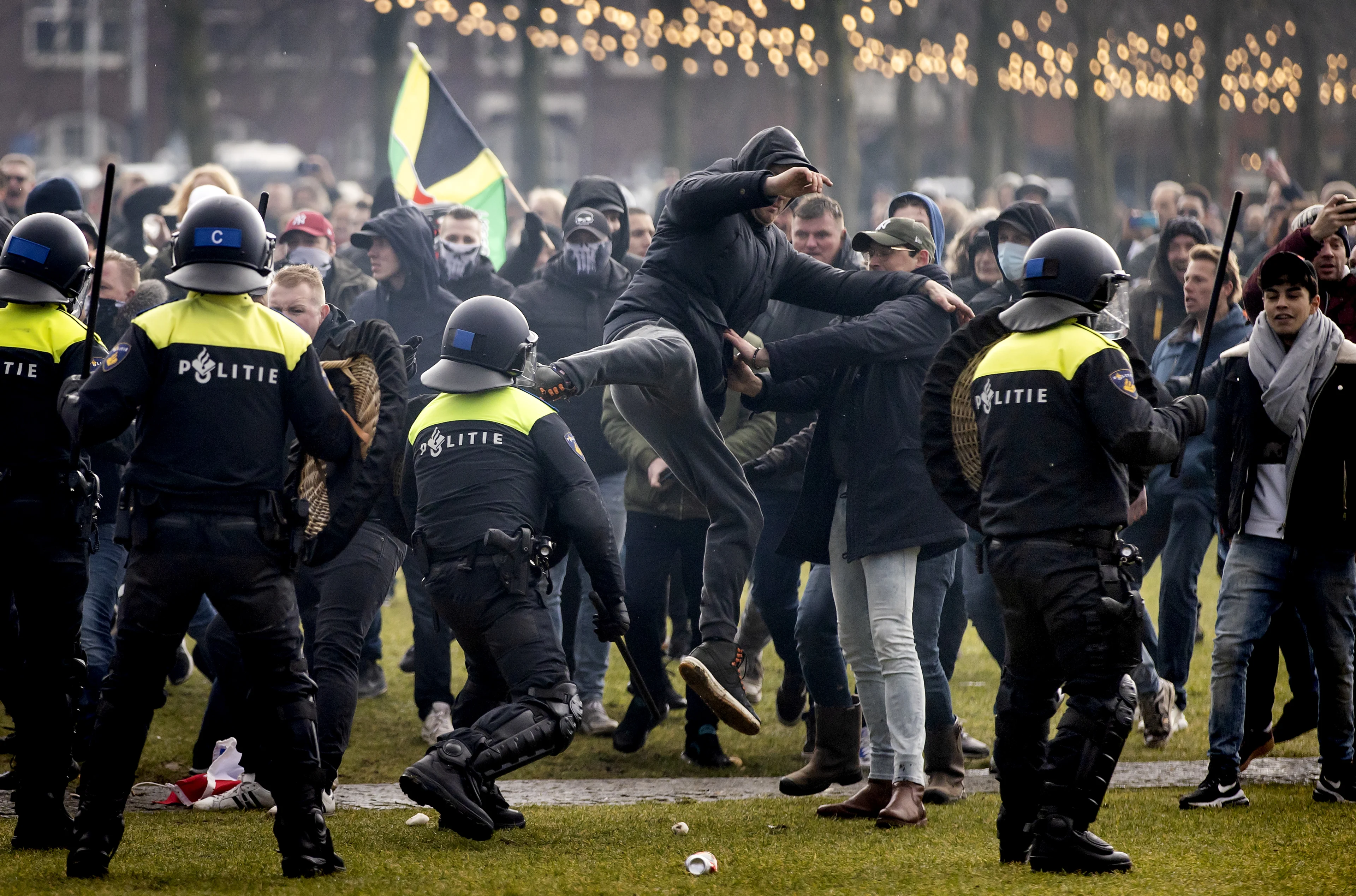Man (36) die ME'er karatetrap gaf op Museumplein krijgt 120 uur taakstraf