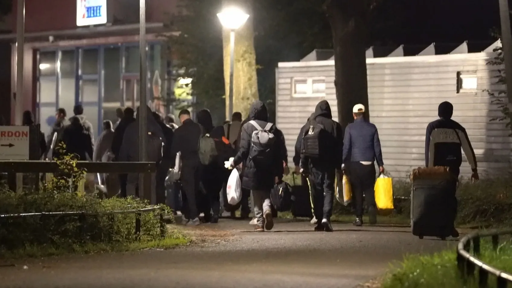 Asielzoekers overnachten in Drents dorp vanwege te volle opvang Ter Apel