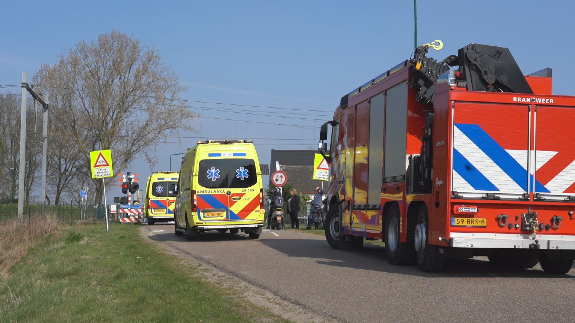 Wielrenner botst op slagboom en wordt aangereden door trein in Hulten