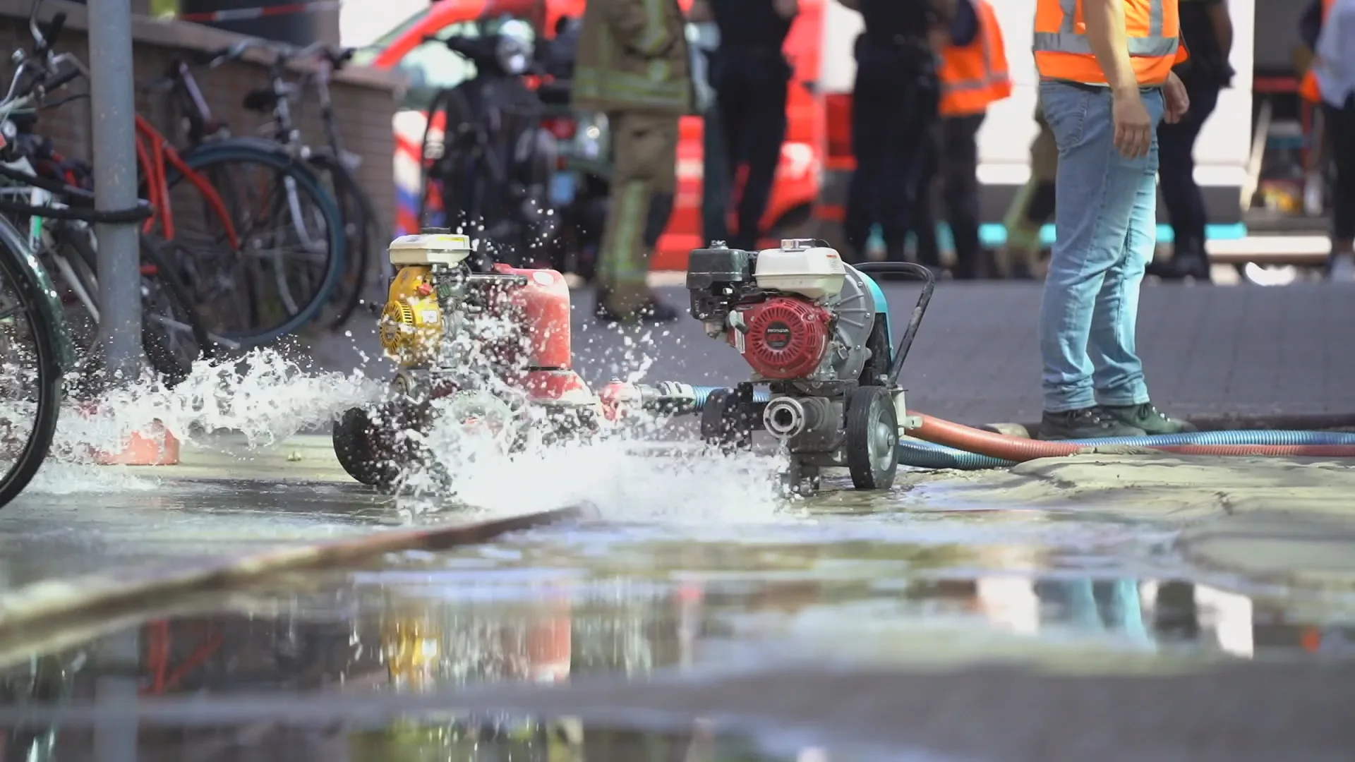 Waterballet na leidingbreuk bij flatgebouw Rotterdam: bewoners zonder water en stroom