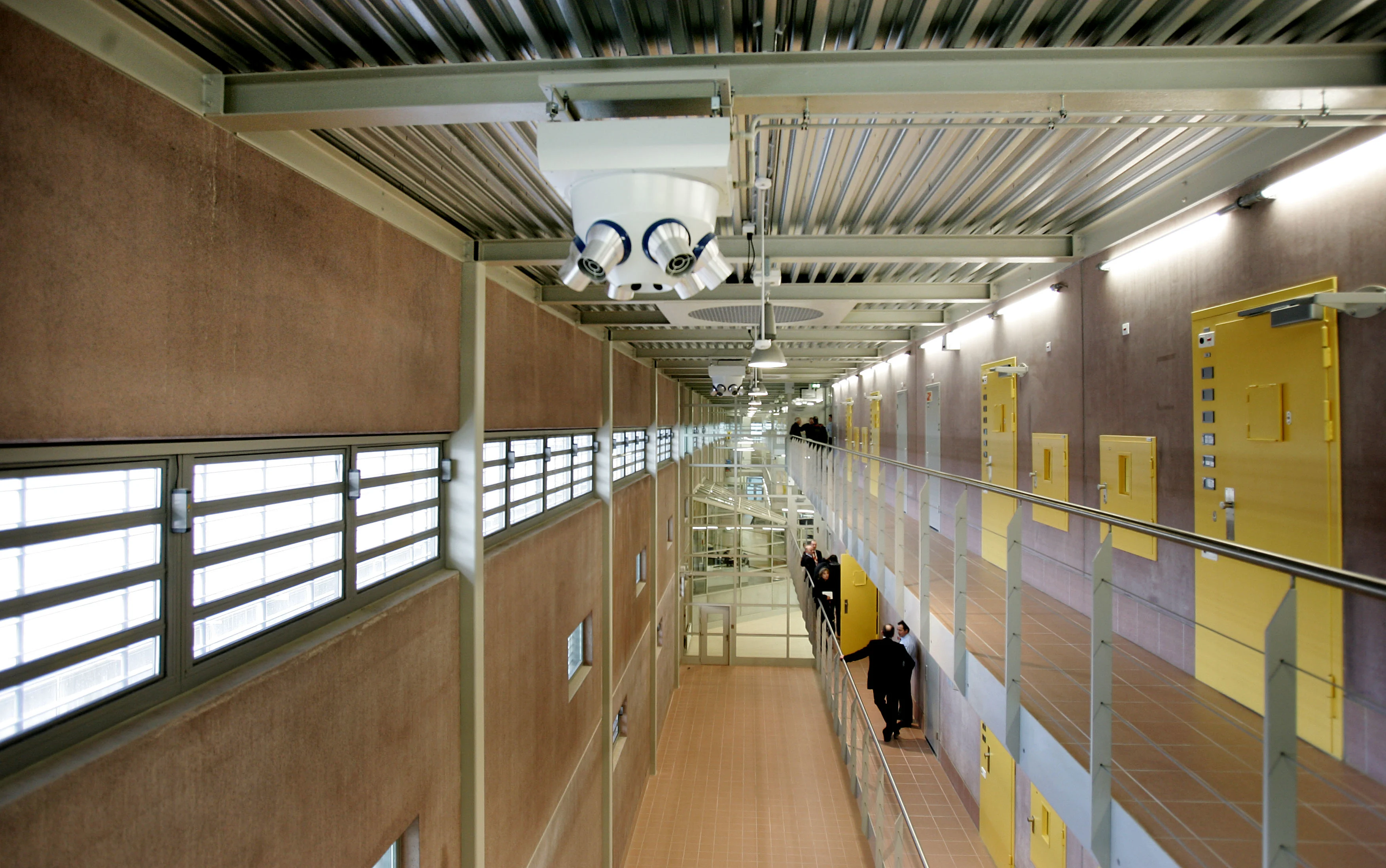 Gevangenen in protest in gevangenis Lelystad, bewakers gebruiken pepperspray