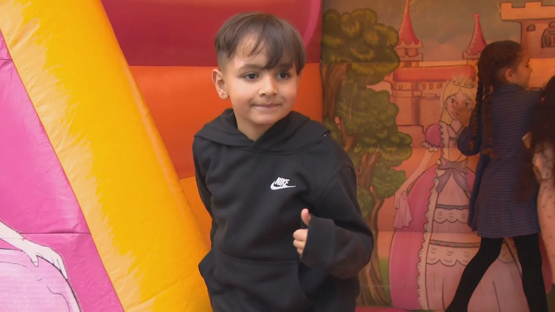 Haagse buurt viert welkom-thuis-feestje voor revaliderende Naoufel (6)