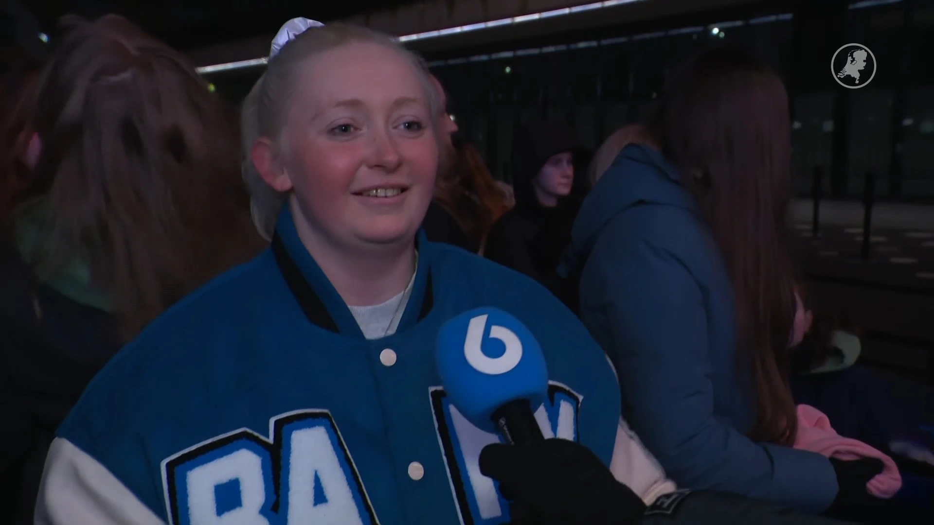 Jonge fans zitten uren in de rij voor show Bankzitters in Ziggo Dome