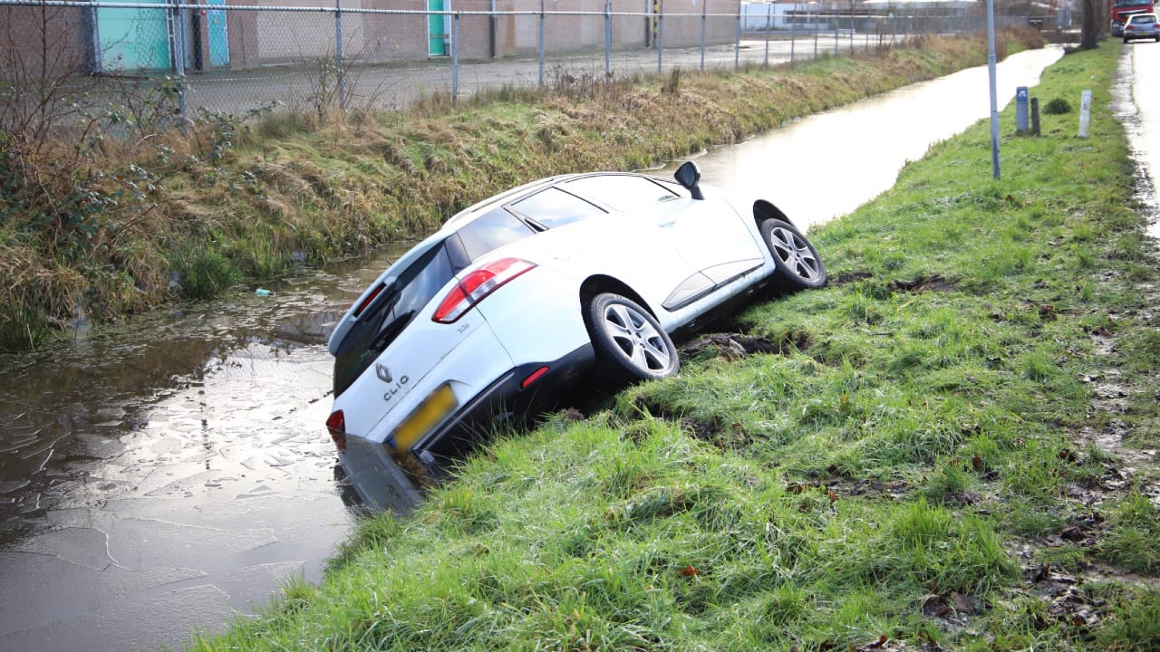 Auto's glibberen en glijden van de weg: gladheid zorgde voor veel ongelukken