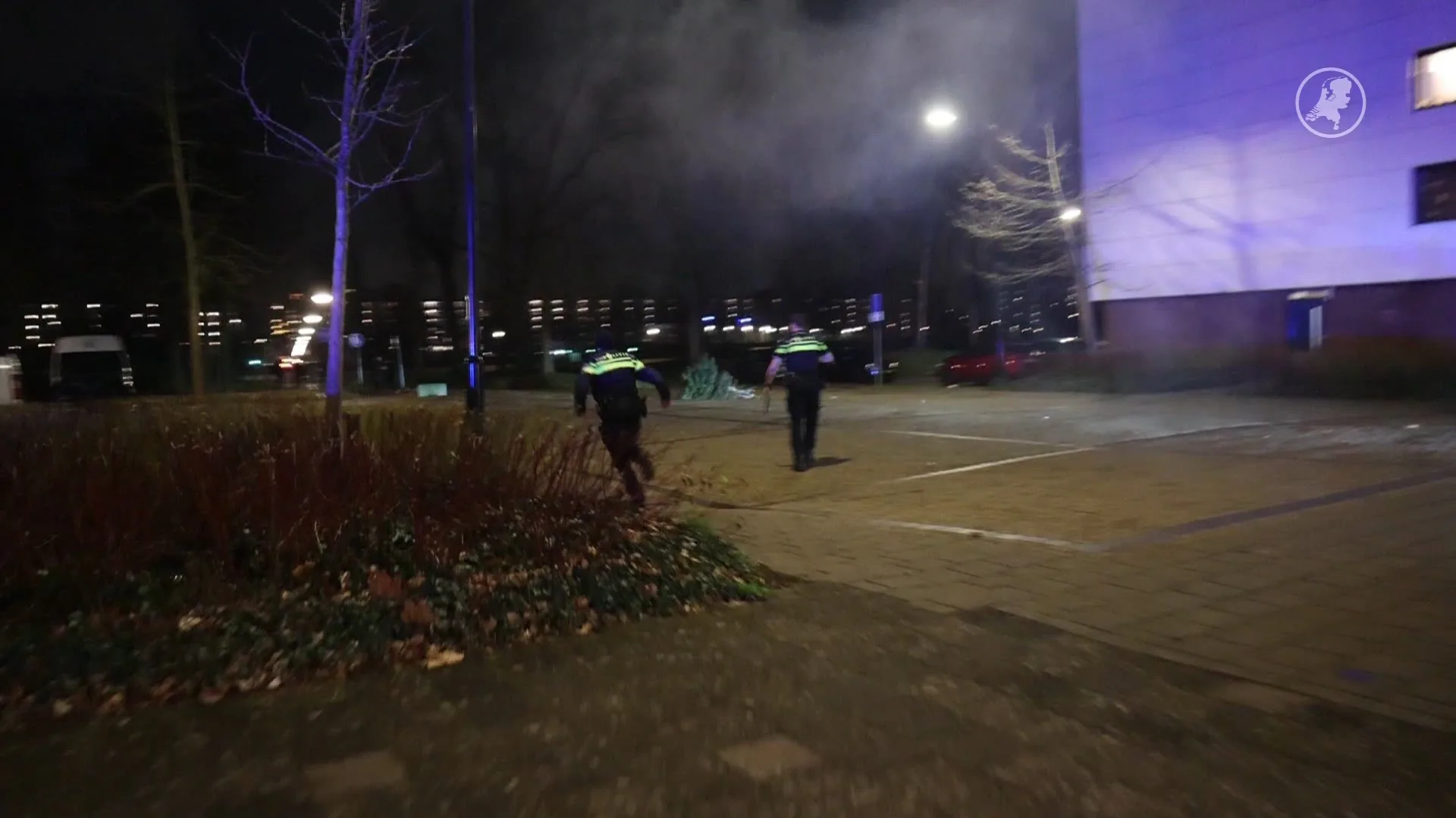 Chaos in Leidschendam: agenten bekogeld met vuurwerk