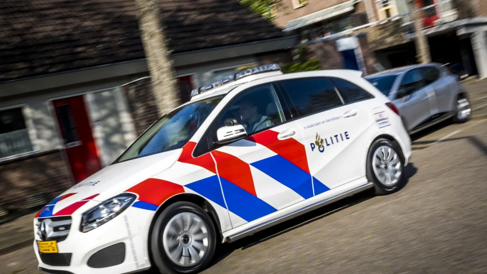 Naakte en bebloede man overlijdt terwijl agenten hem naar het ziekenhuis brengen