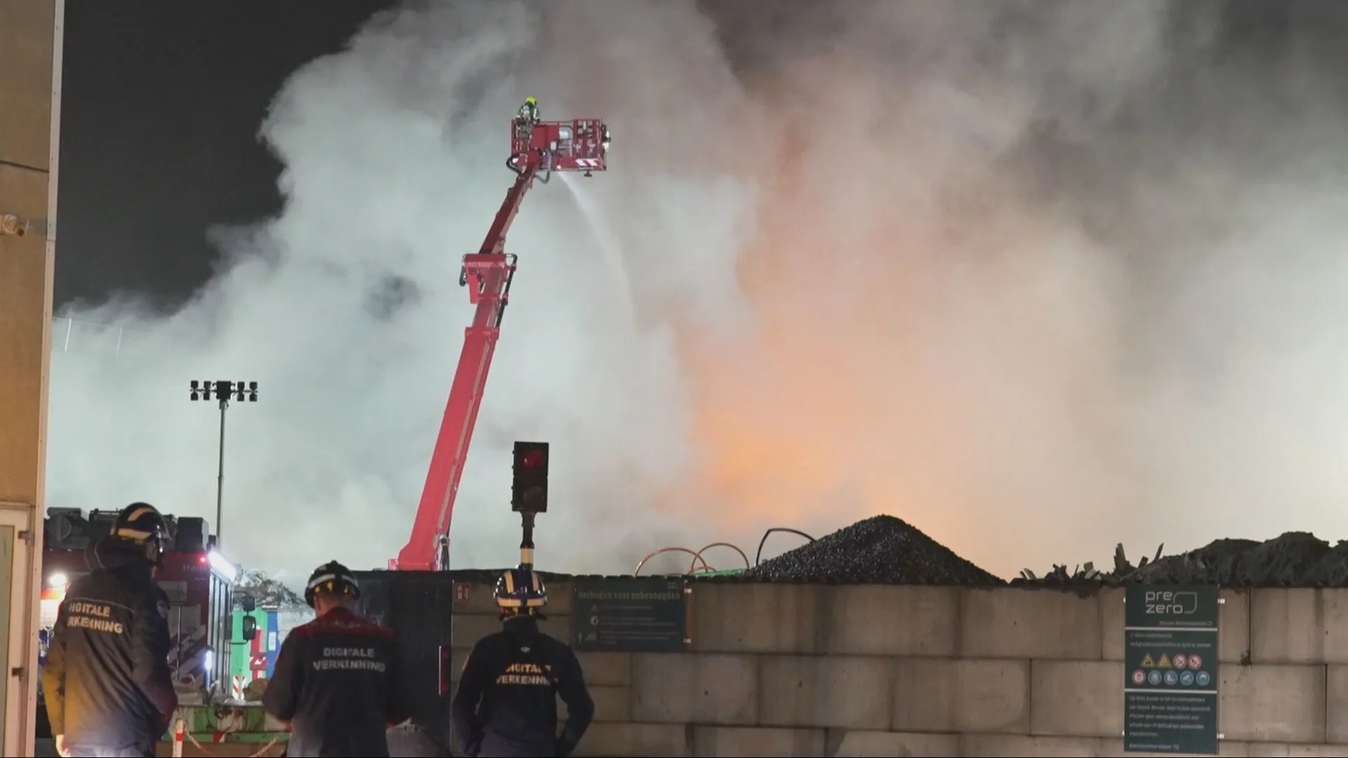 Zeer grote brand bij afvalverwerker in Schiedam