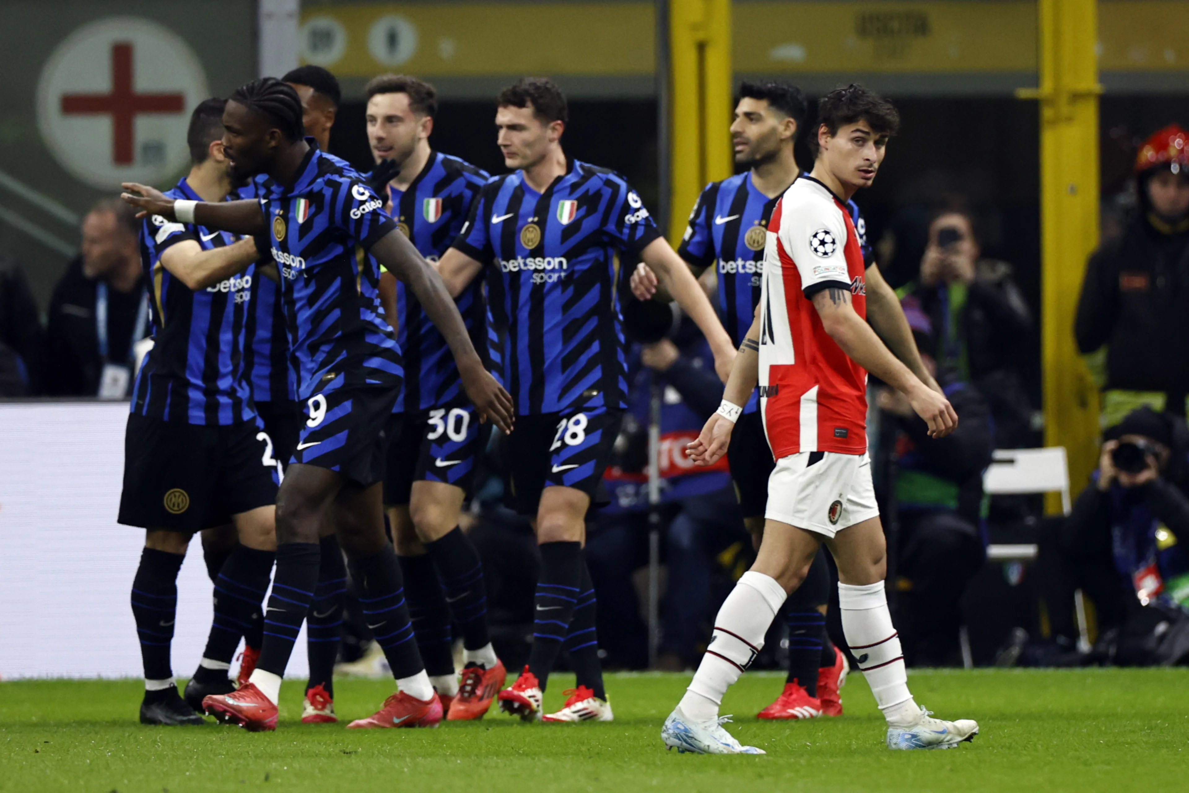 Feyenoord uitgeschakeld in achtste finales Champions League na verlies bij Inter