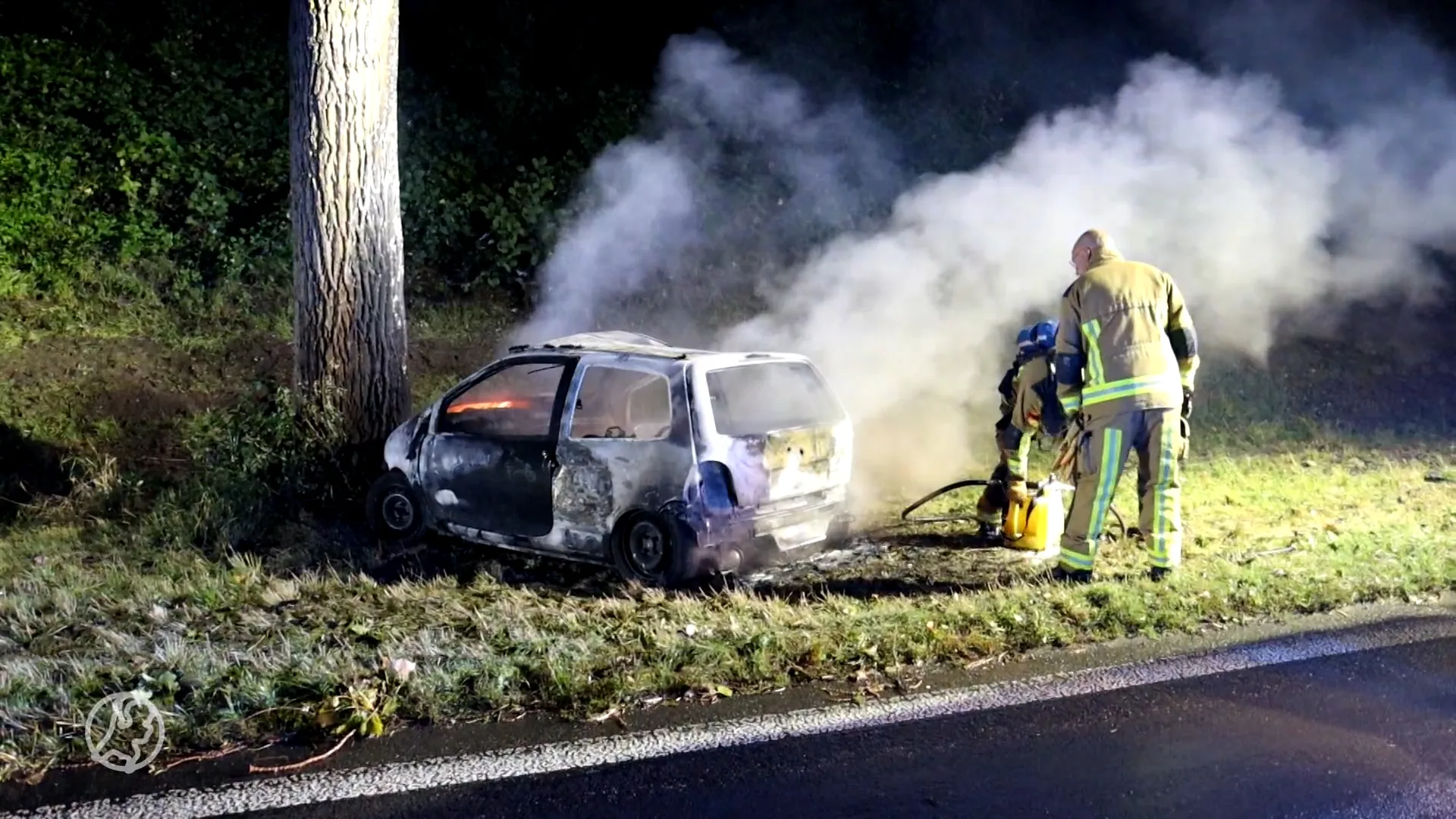 Taxichauffeur bevrijdt automobilist net voordat auto in vlammen opgaat