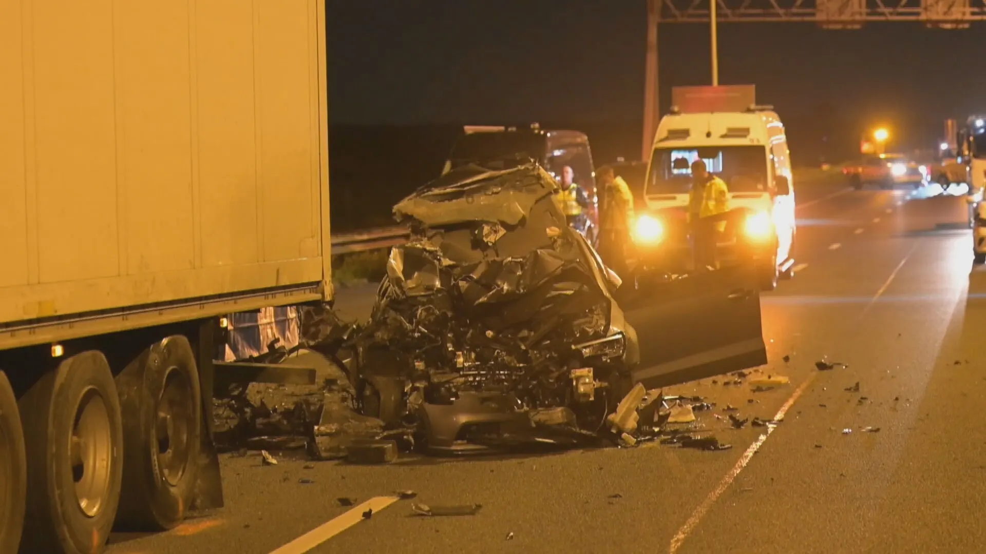 Man (33) uit Rotterdam overleden na botsing met vrachtwagen op A12