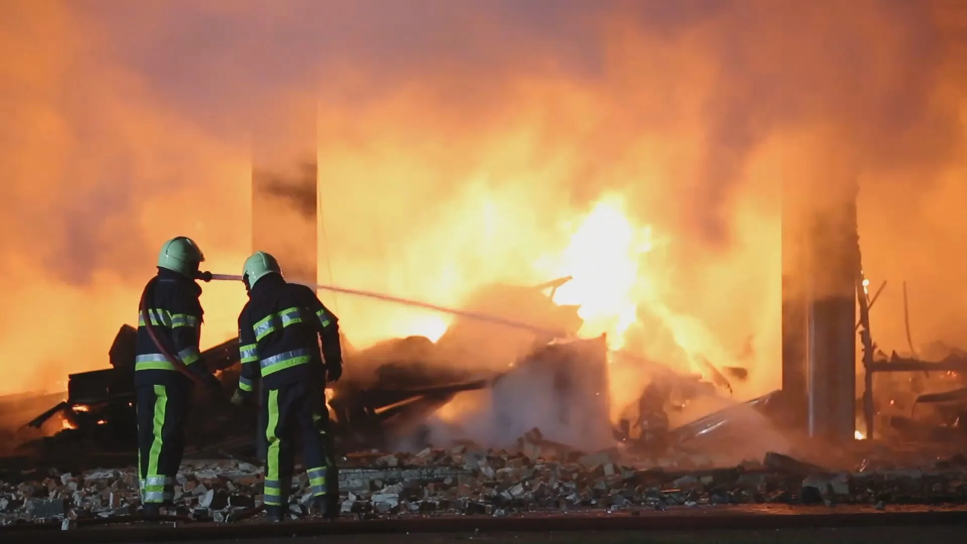 Felle uitslaande brand legt kringloopwinkel Dokkum in de as, appartementencomplex ontruimd