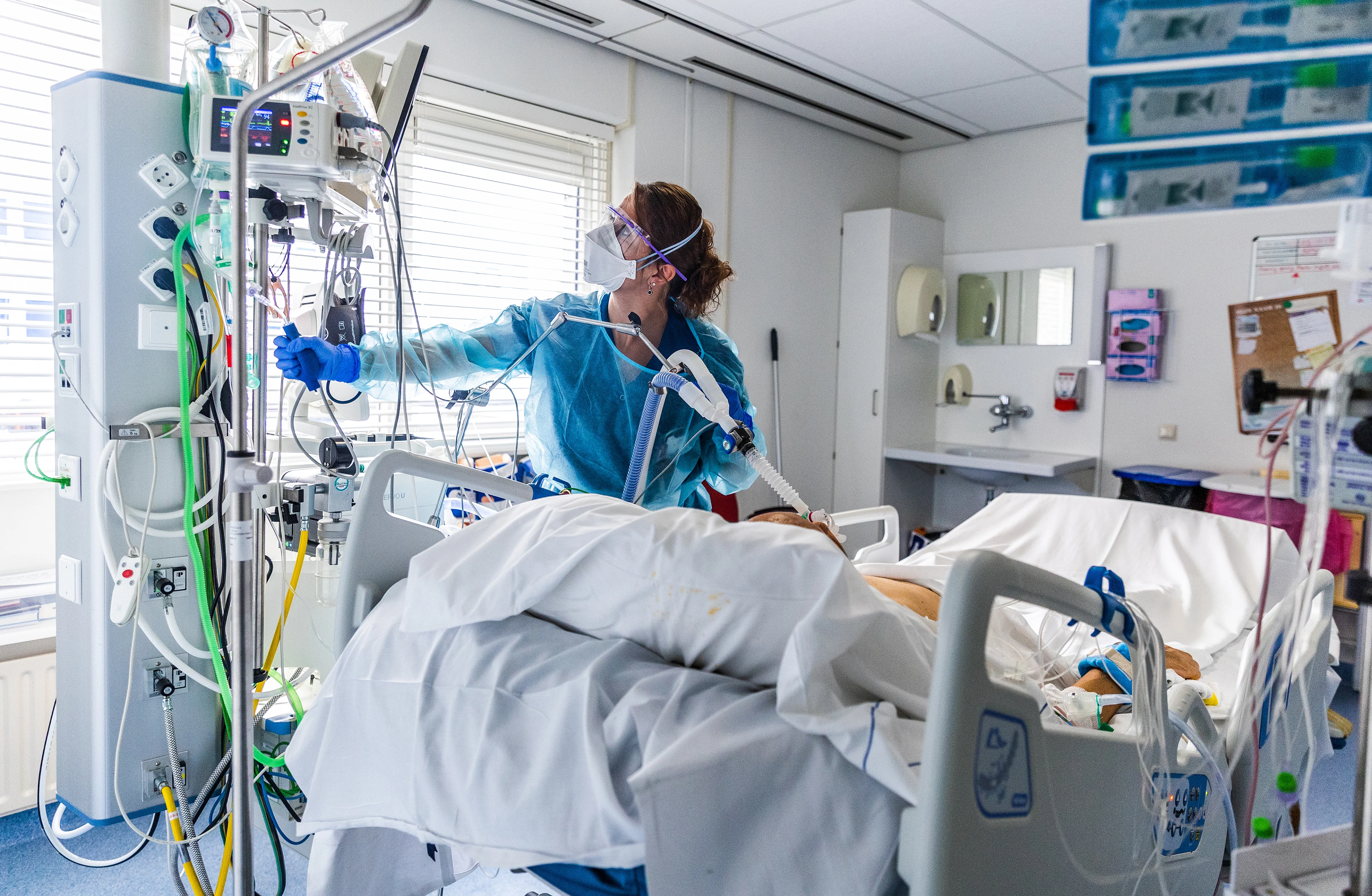 Ongevaccineerde Sandy werd doodziek door corona en wil anderen waarschuwen: 'Dit nooit meer!'