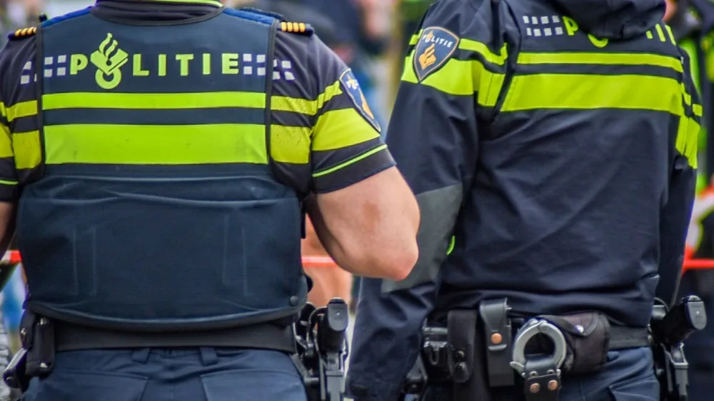 Jongeren vallen wijkagent aan in Amsterdam, politieman raakt lichtgewond