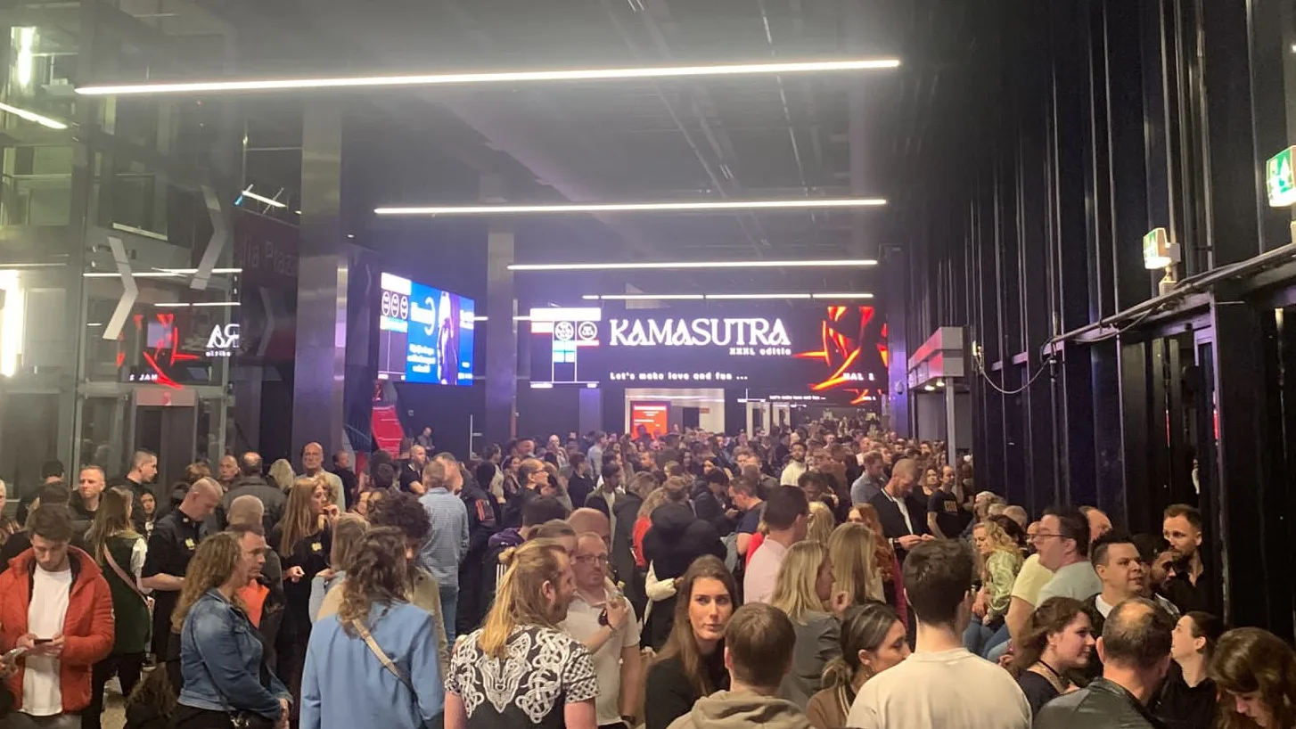 Kamasutrabeurs weer open na ontruiming om instabiele kraan