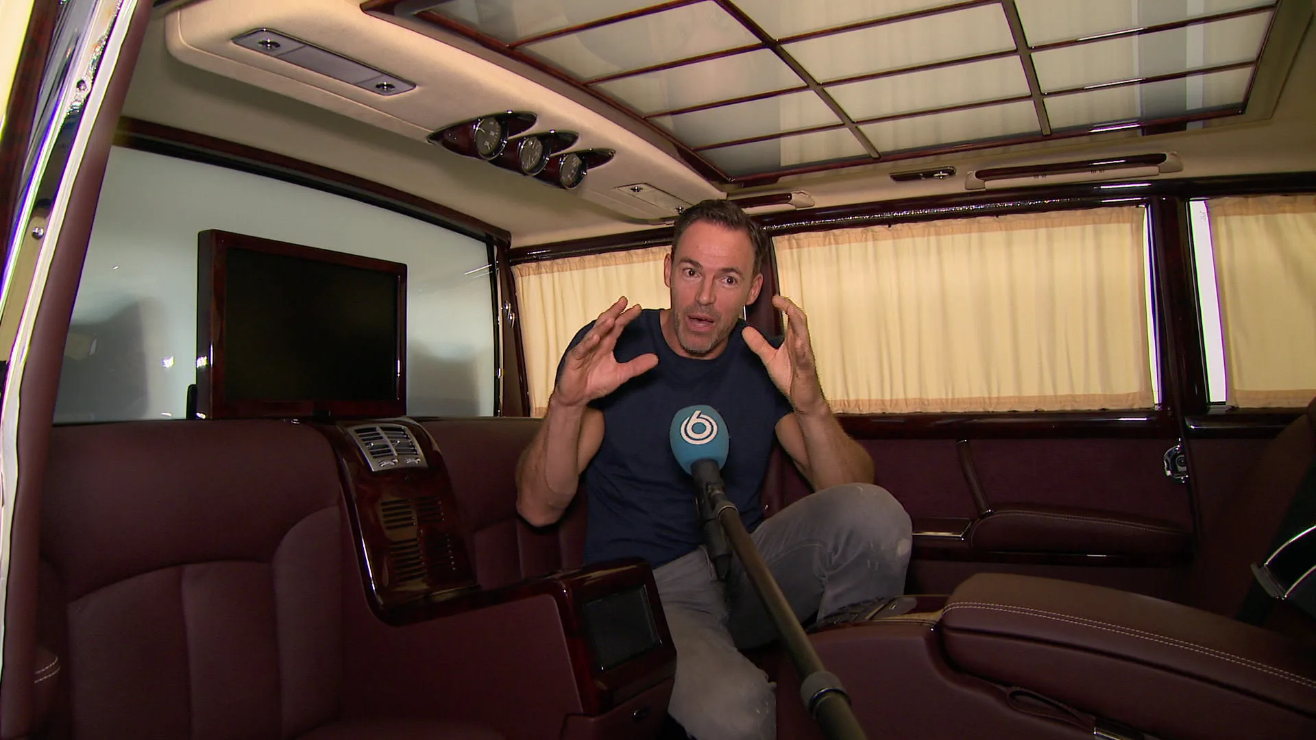 Peperdure dictatorlimo te koop in Nederland, compleet met minibar