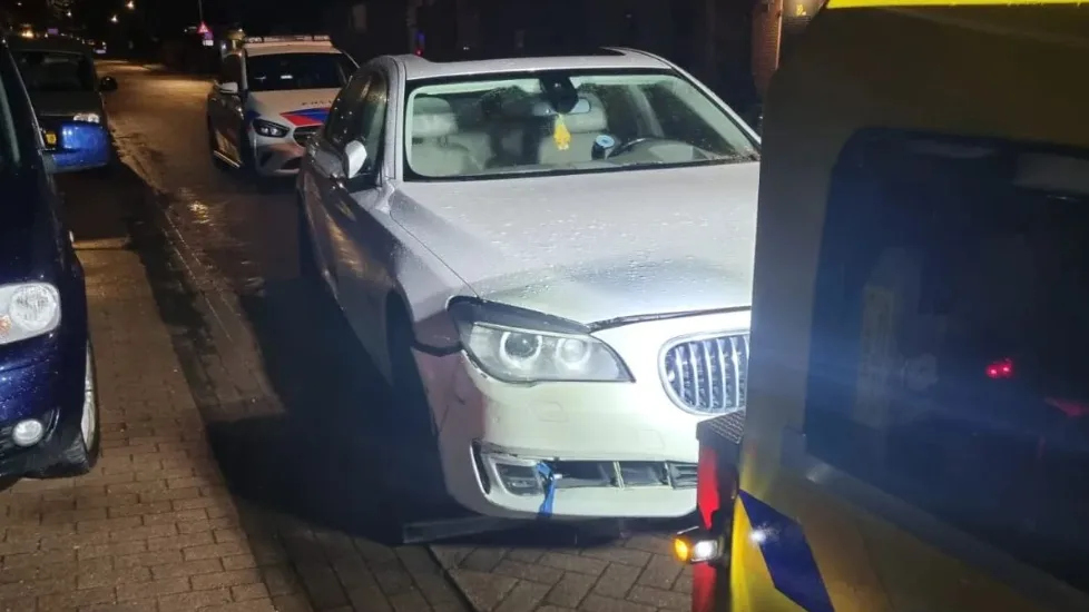 Snelheidsduivel vlucht voor politie met kinderen op achterbank: 'Levensgevaarlijk'