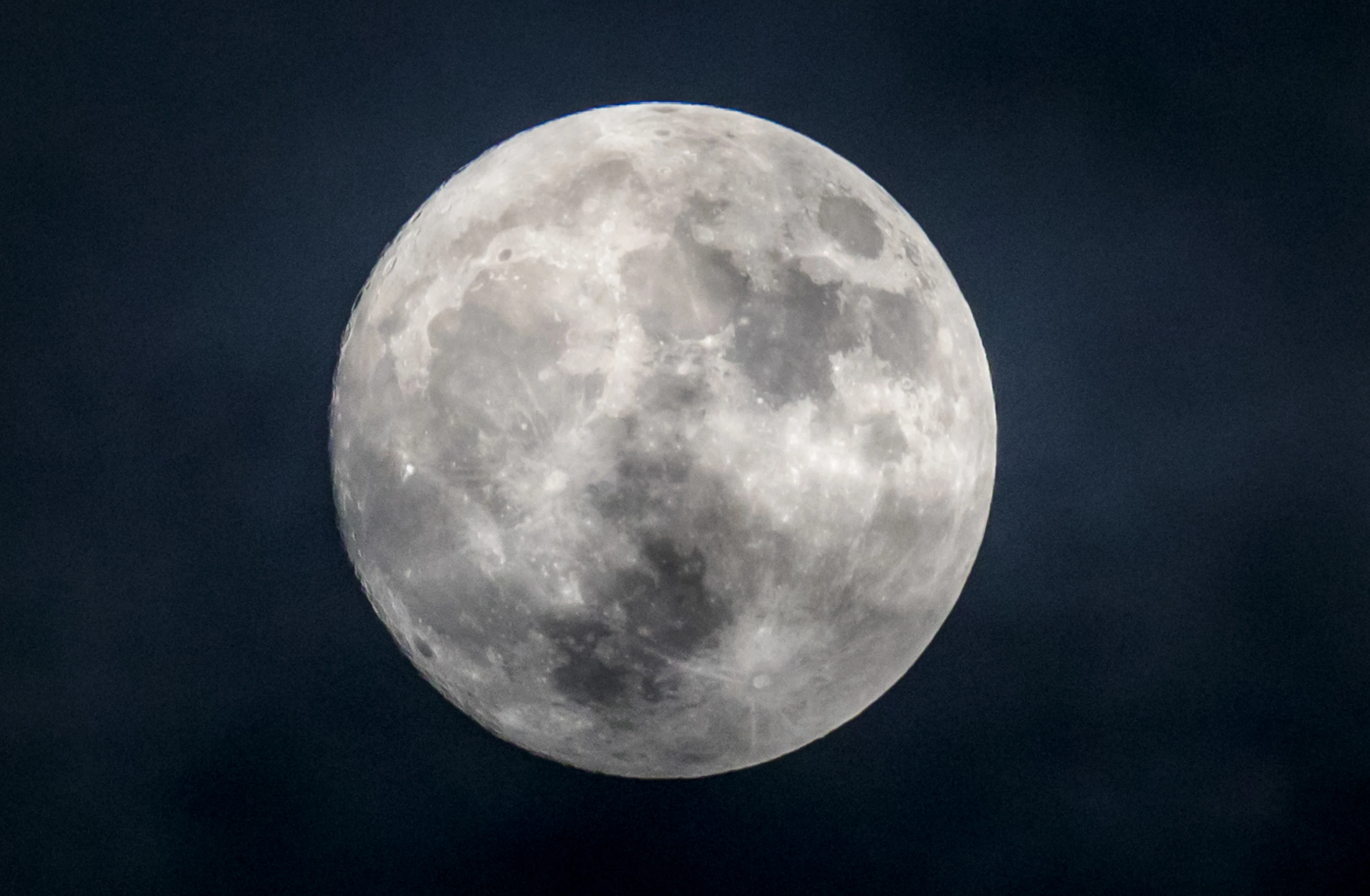 Aankomende nacht supermaan te zien aan heldere hemel