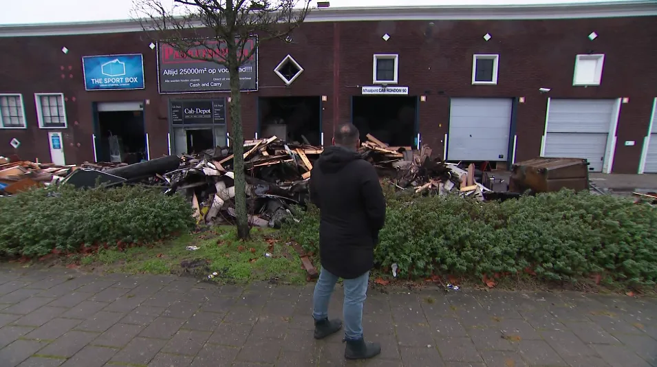 Murat ziet familiebedrijf in vlammen opgaan bij grote brand in Utrecht: 'Alles is weg'