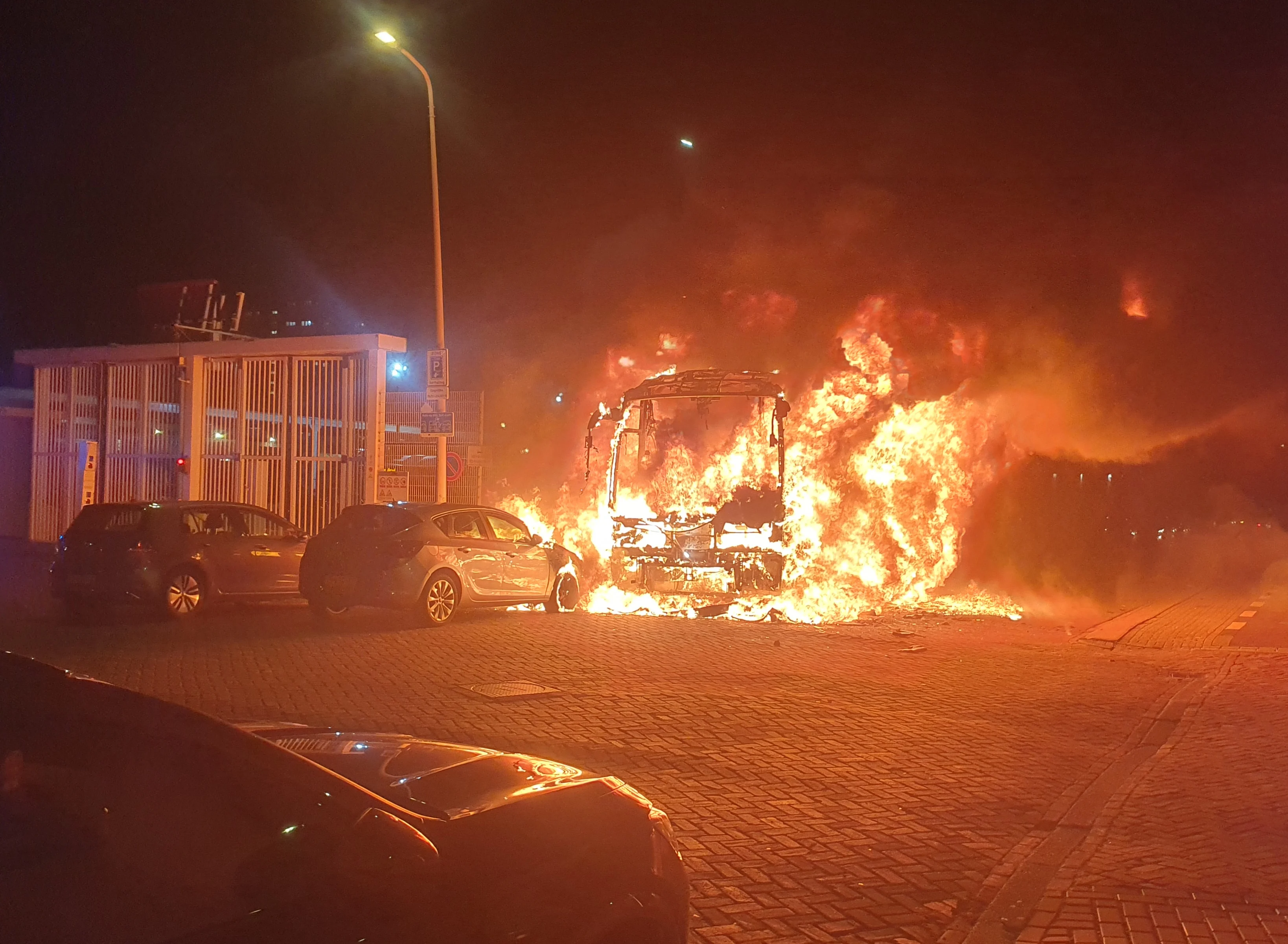 Zeker één agent zwaargewond bij rellen Den Haag, mogelijk meerdere gewonden