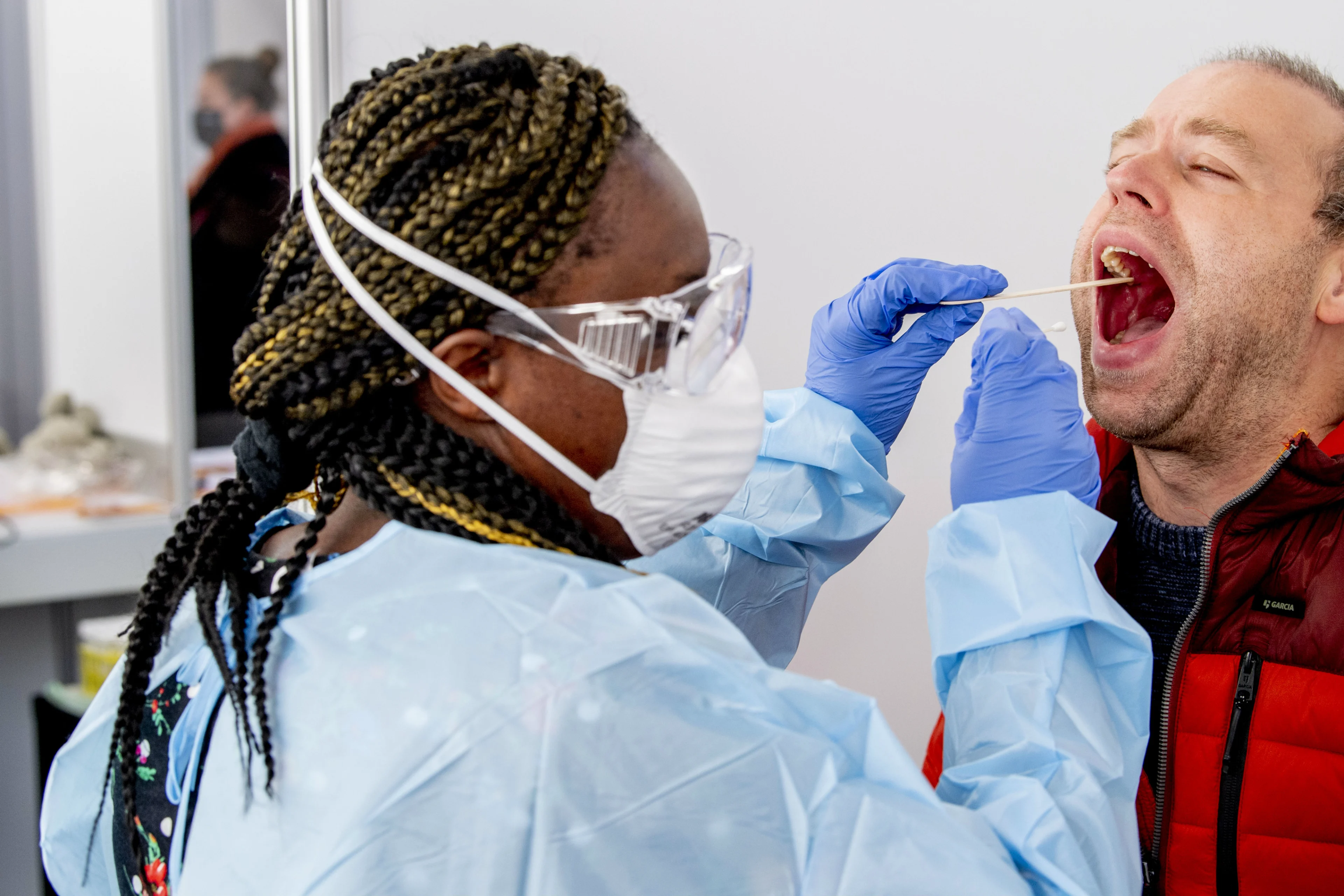 Stuk minder nieuwe coronabesmettingen gemeld, maar 'R' stijgt weer