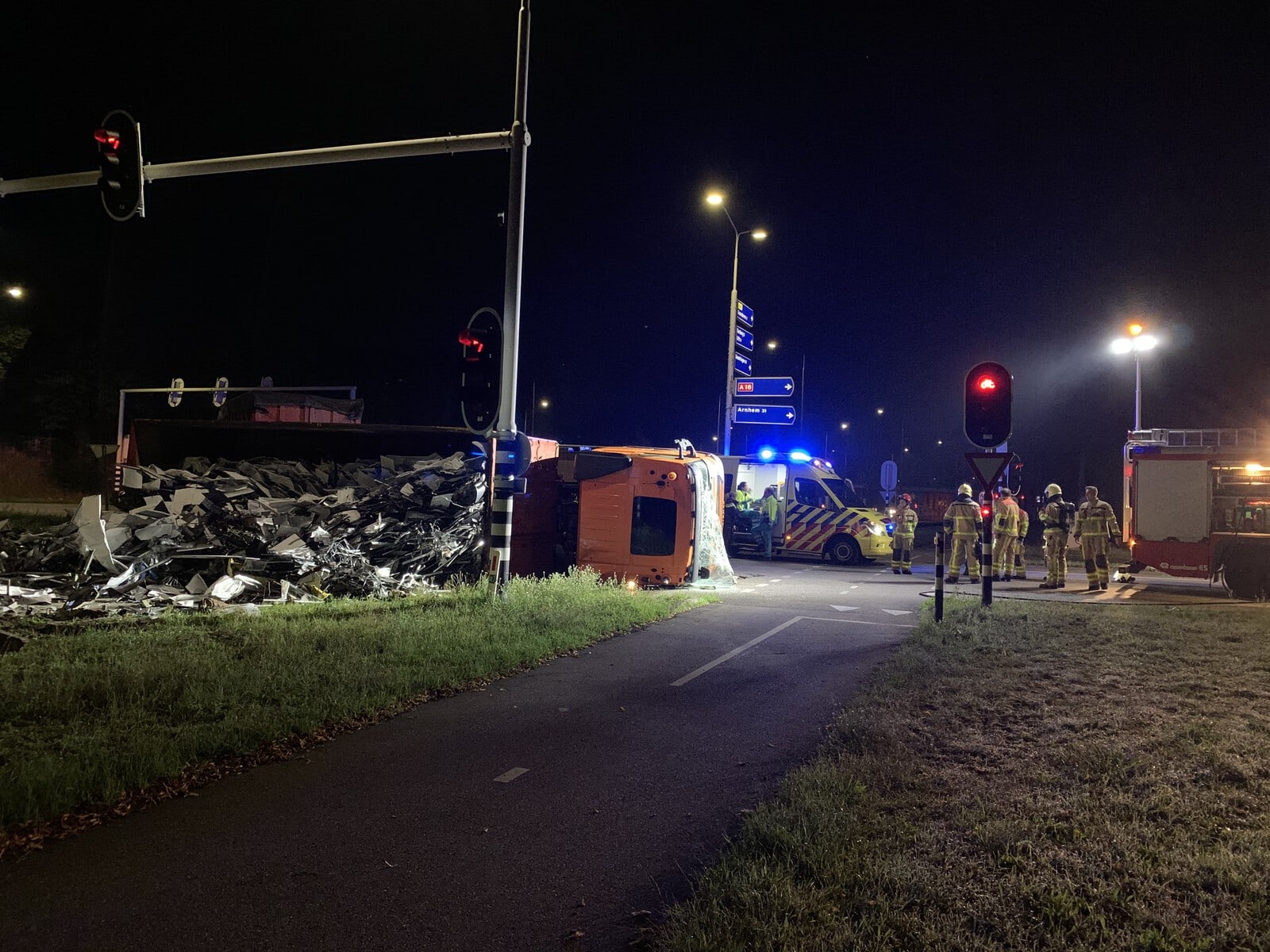 Oprit A18 bij Doetinchem bezaaid met ijzer nadat vrachtwagen kantelt