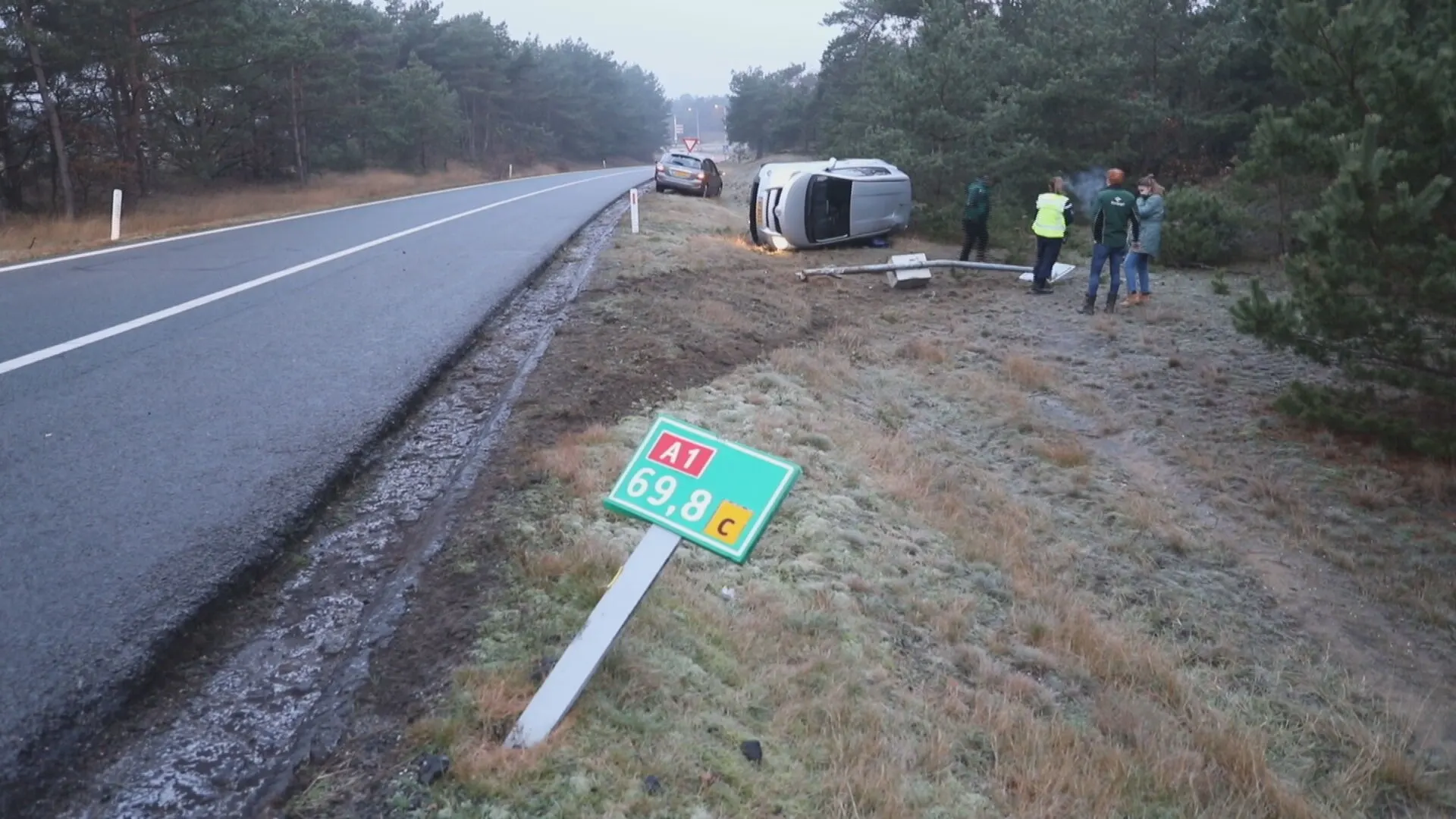Spekgladde snelwegen zorgen voor ongelukken: auto's glijden alle kanten op