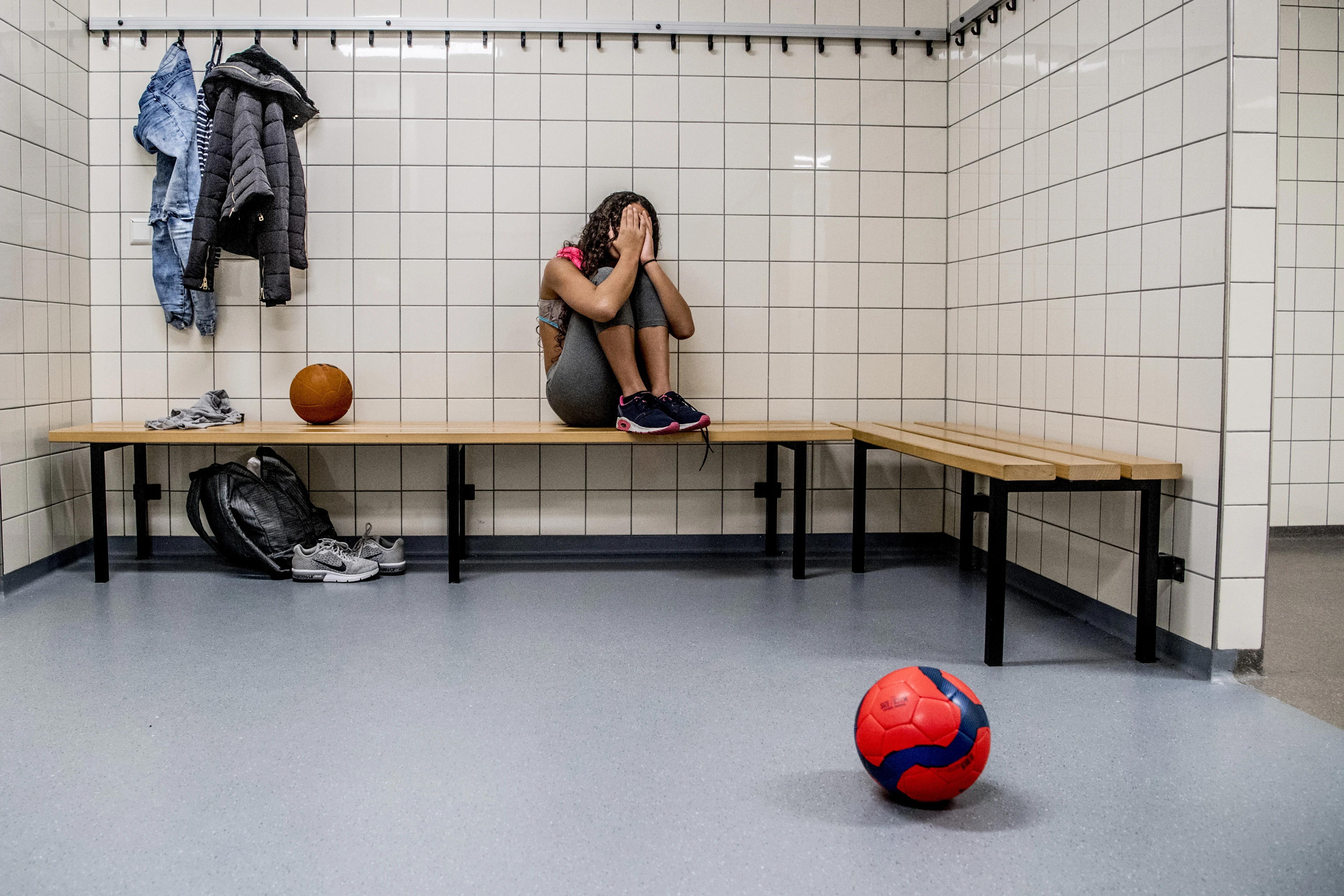 Basisschoolleraar (61) verdacht van ontucht met minderjarig meisje en bezit kinderporno