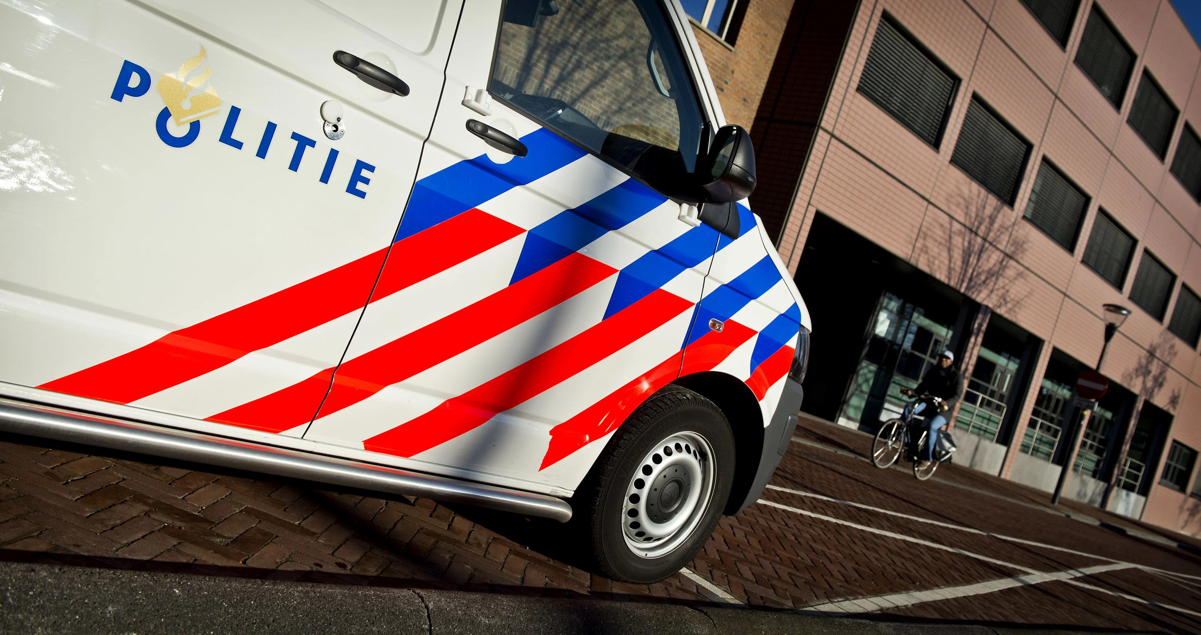 Vrouw wordt onwel in politiebusje Eindhoven en overlijdt